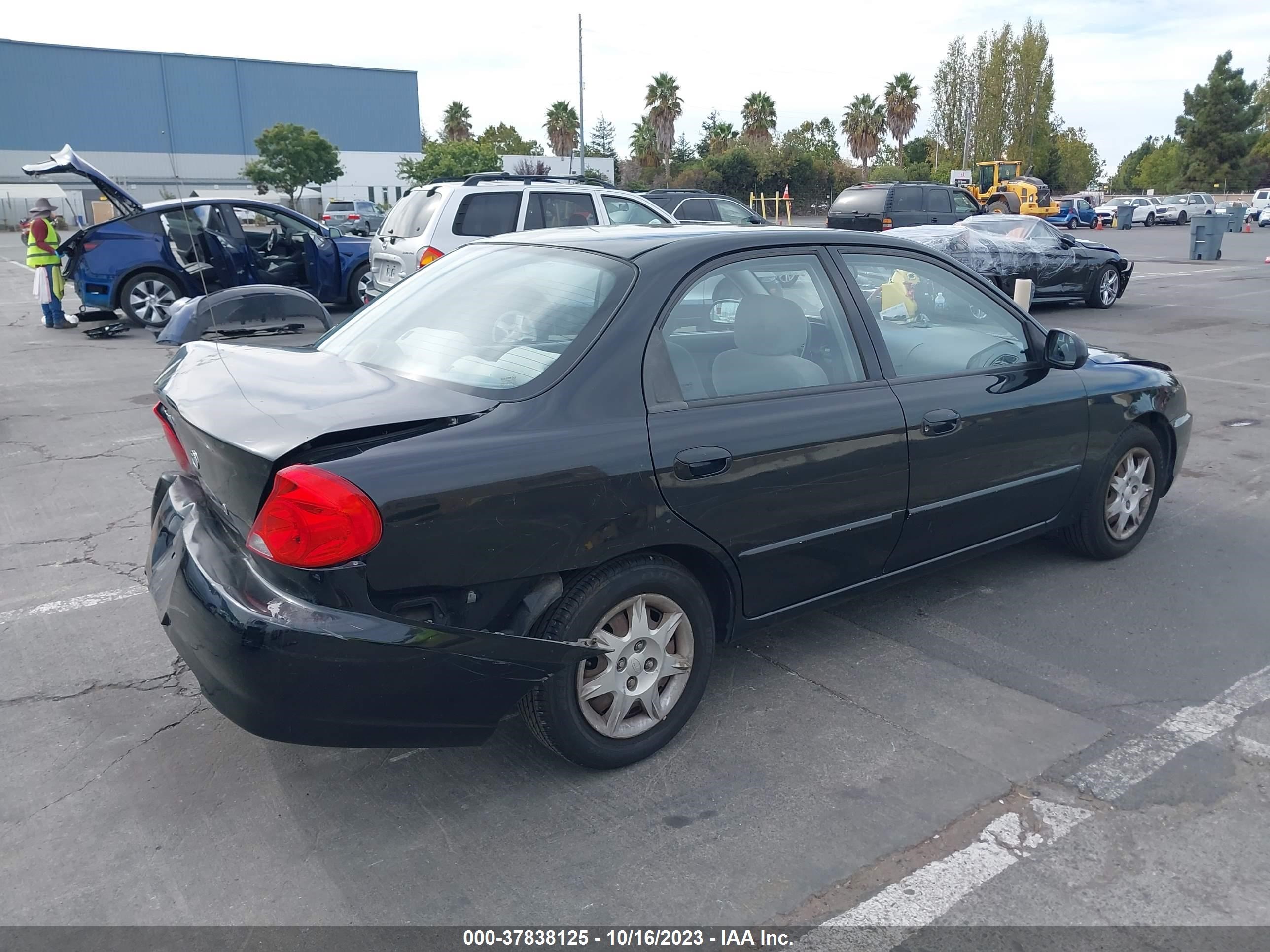 Photo 3 VIN: KNAFB121125185050 - KIA SPECTRA 