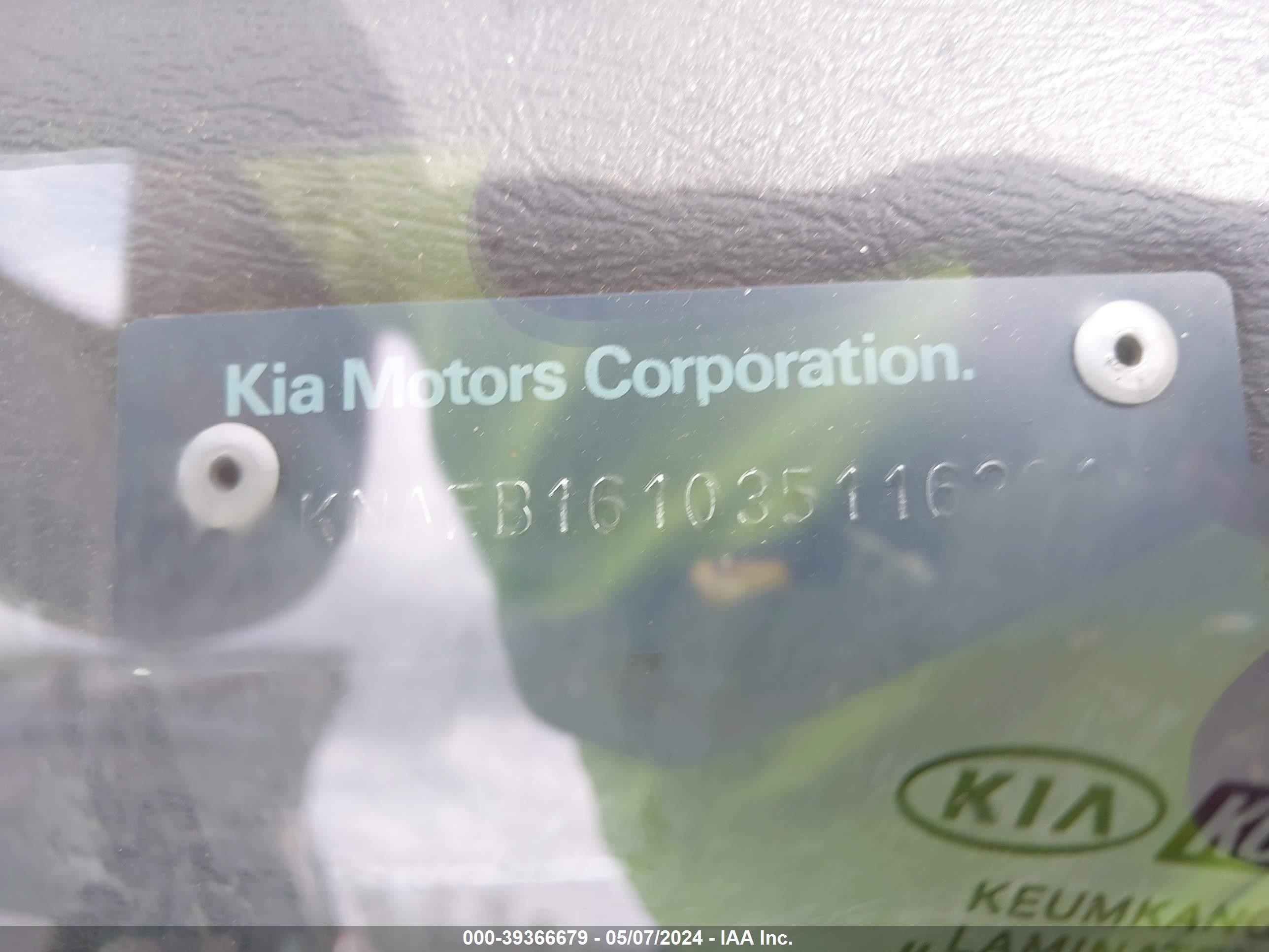 Photo 8 VIN: KNAFB161035116281 - KIA SPECTRA 