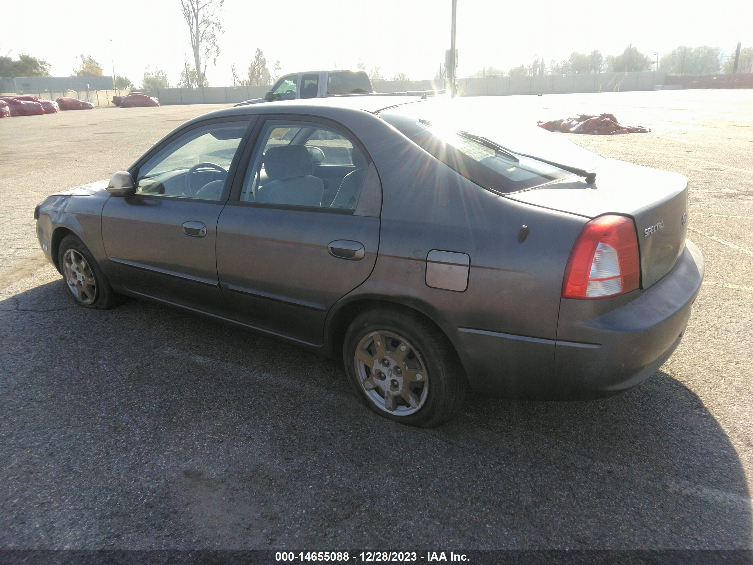 Photo 2 VIN: KNAFB161435119314 - KIA SPECTRA 