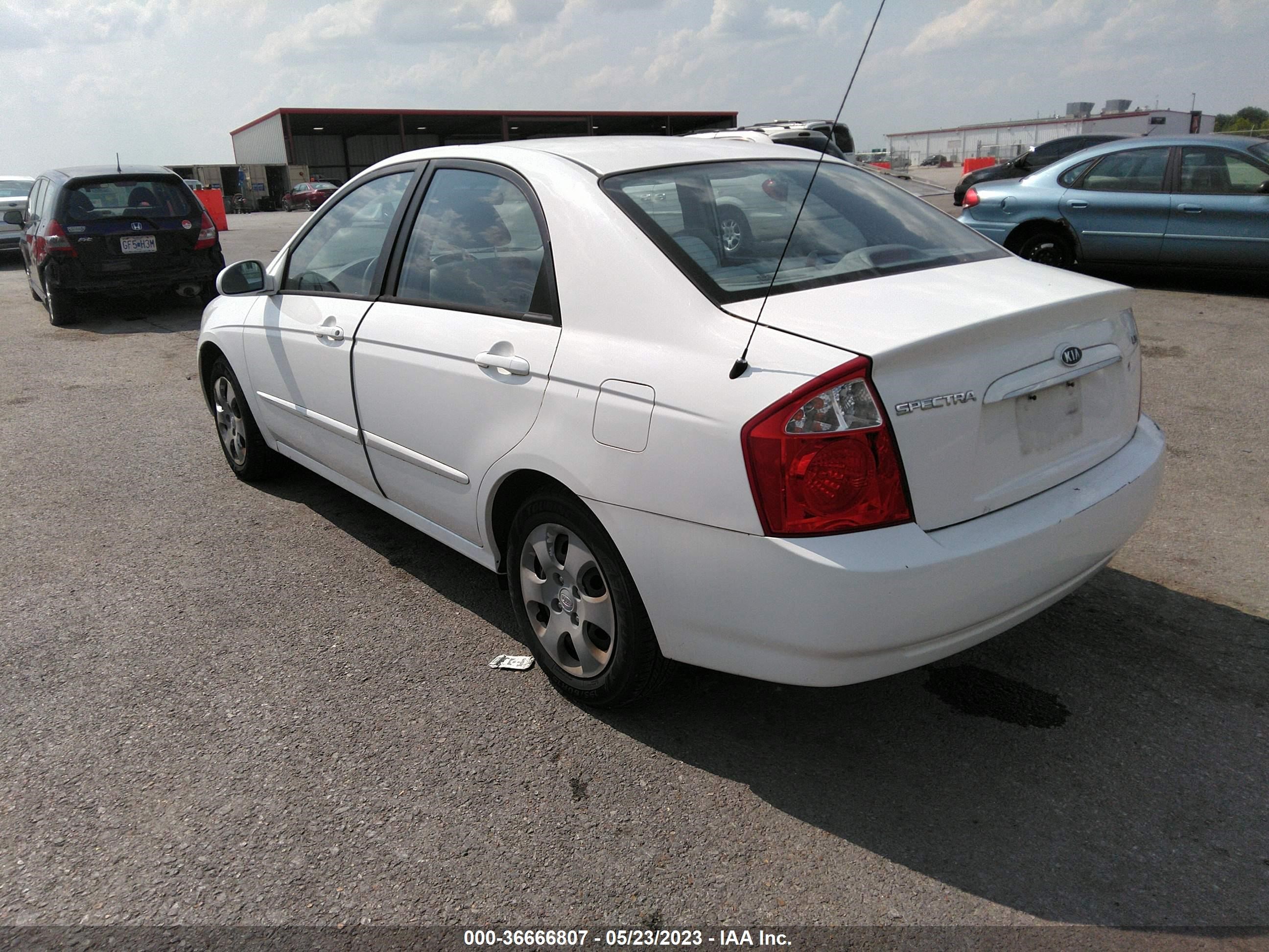 Photo 2 VIN: KNAFE121055100162 - KIA SPECTRA 