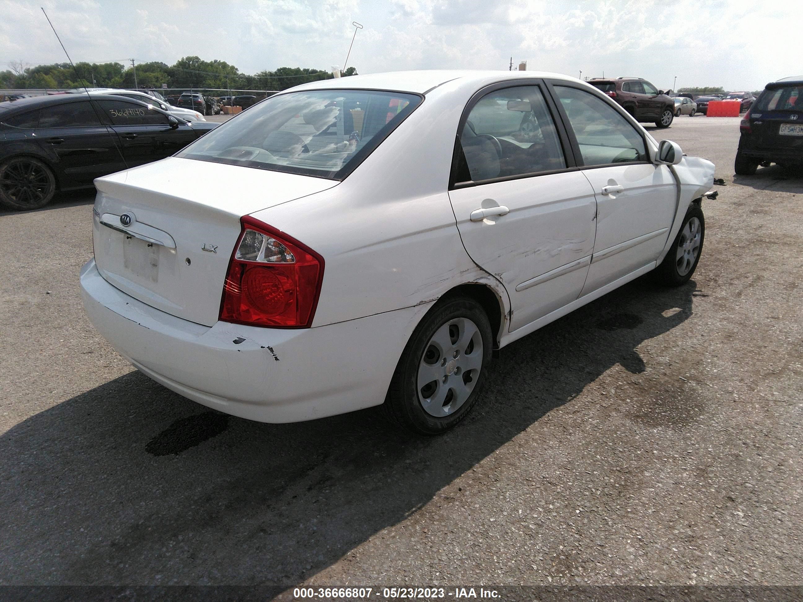 Photo 3 VIN: KNAFE121055100162 - KIA SPECTRA 