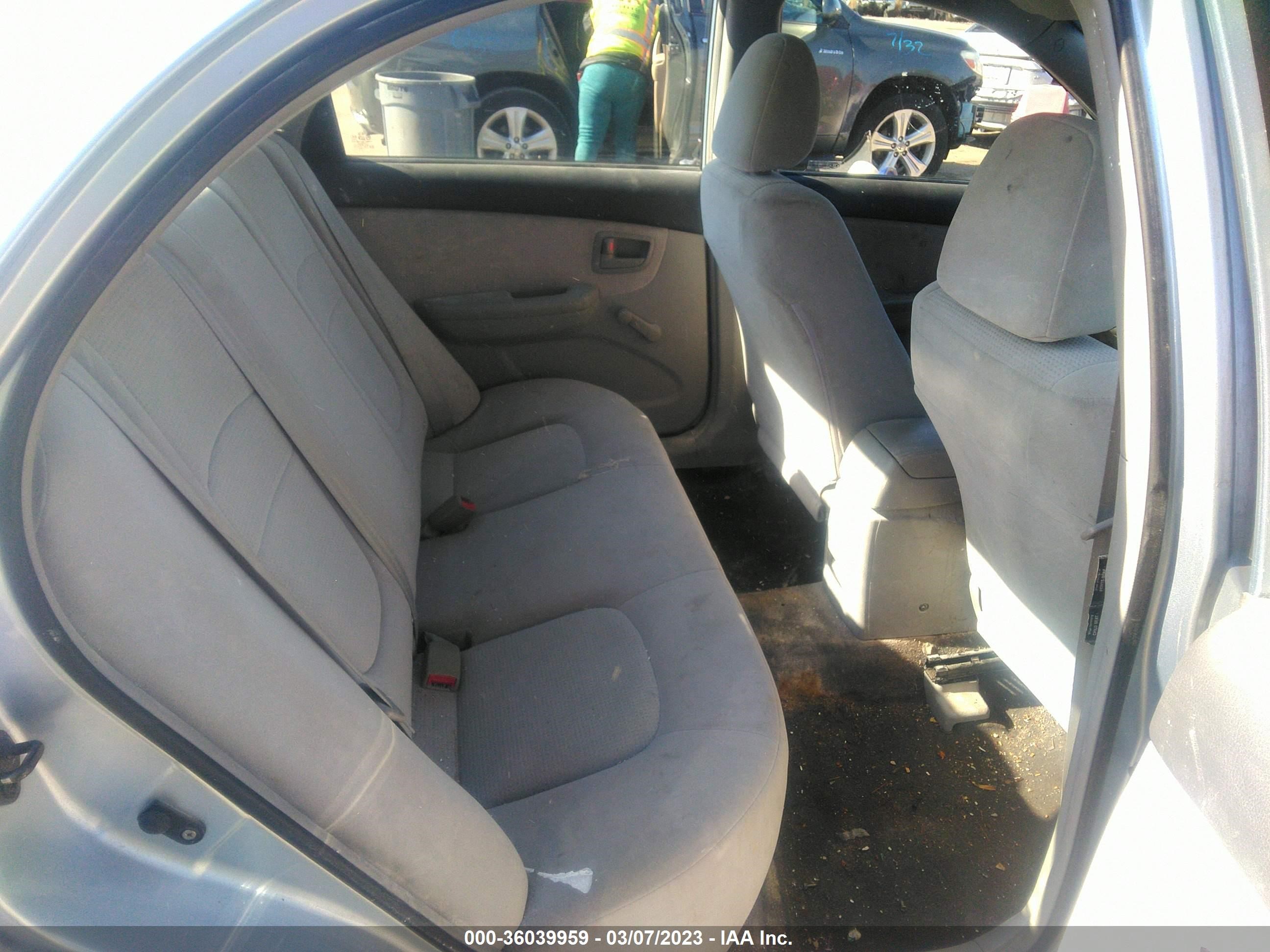 Photo 7 VIN: KNAFE121075390096 - KIA SPECTRA 