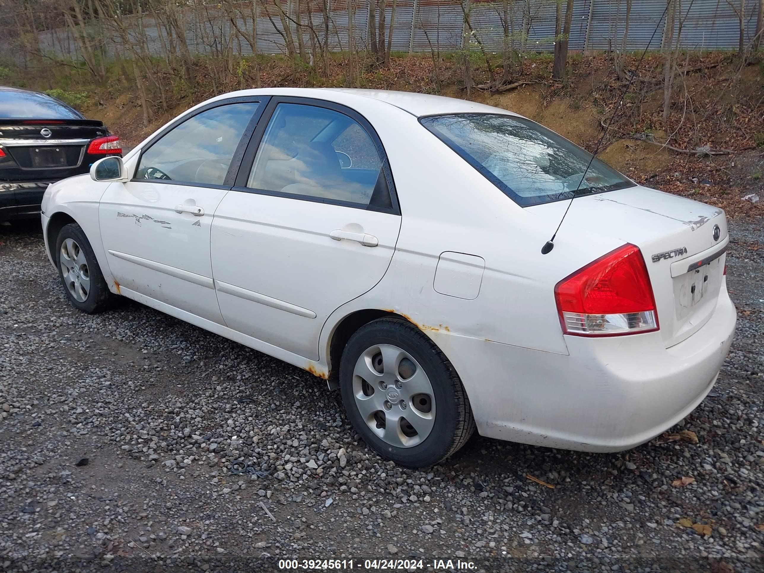 Photo 2 VIN: KNAFE121075436106 - KIA SPECTRA 