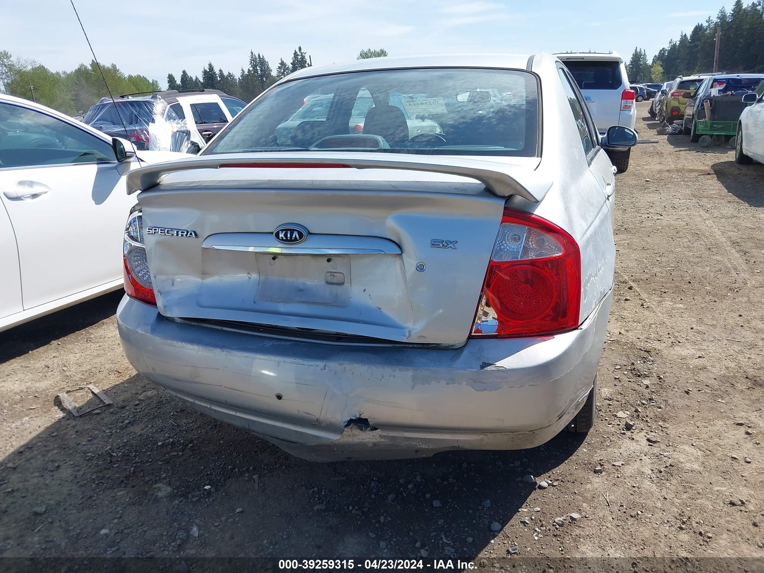 Photo 15 VIN: KNAFE121165323294 - KIA SPECTRA 