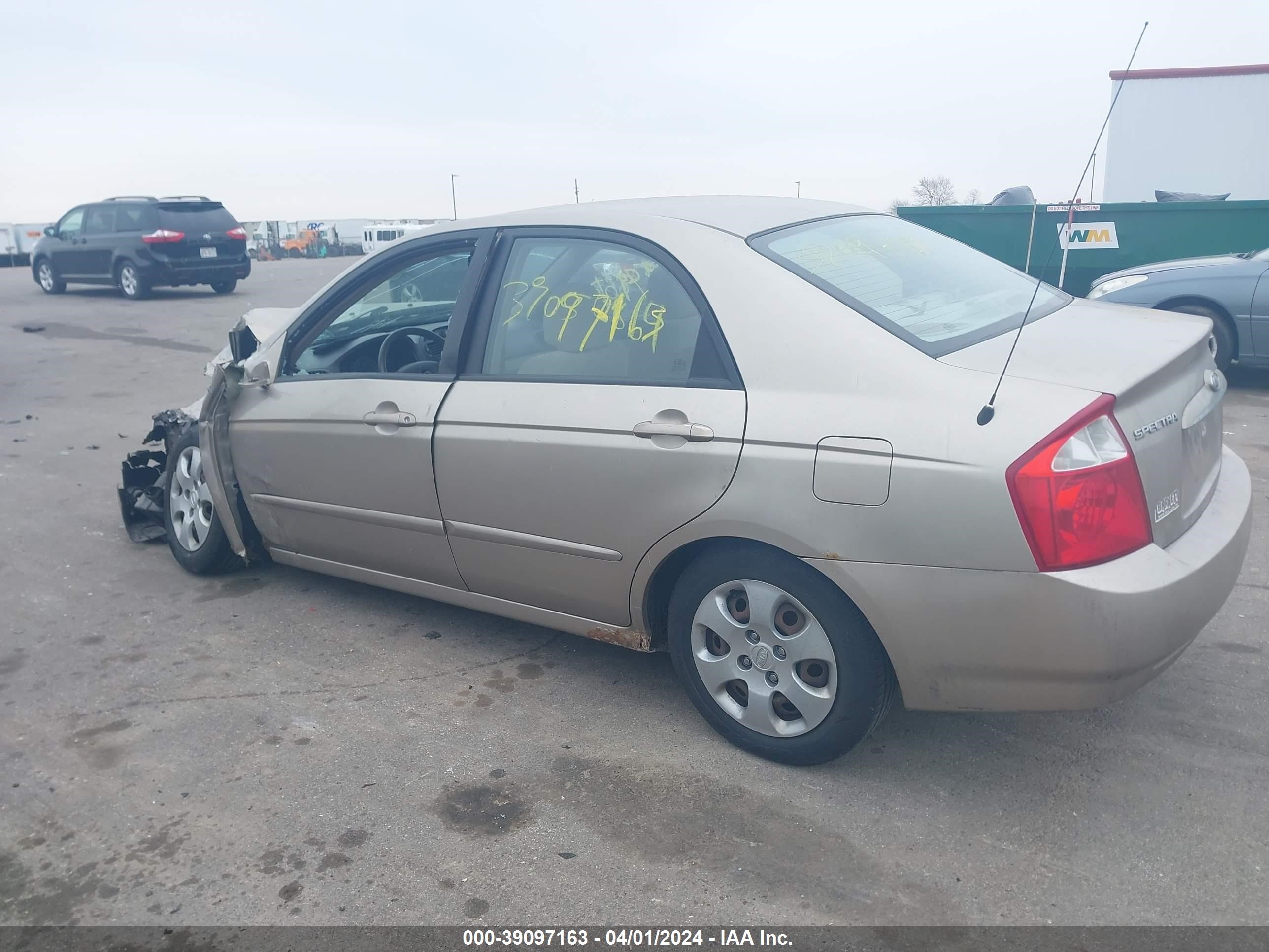 Photo 2 VIN: KNAFE121265262876 - KIA SPECTRA 