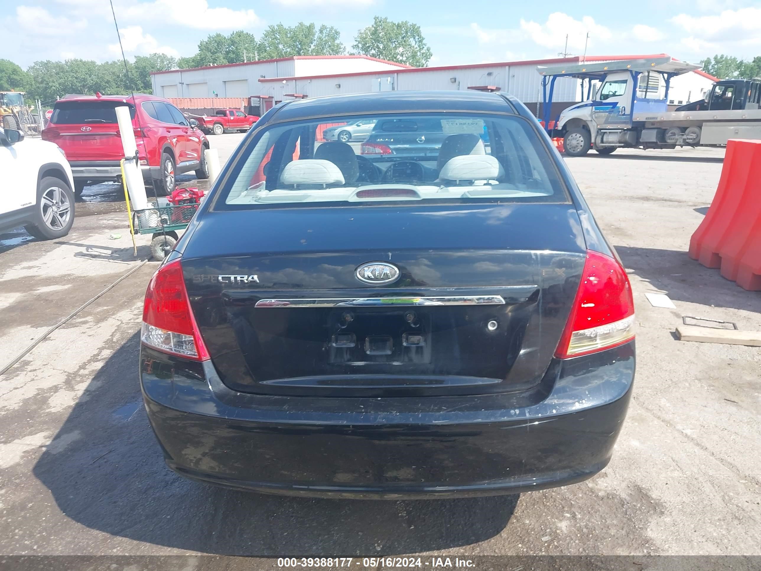 Photo 15 VIN: KNAFE121285497331 - KIA SPECTRA 