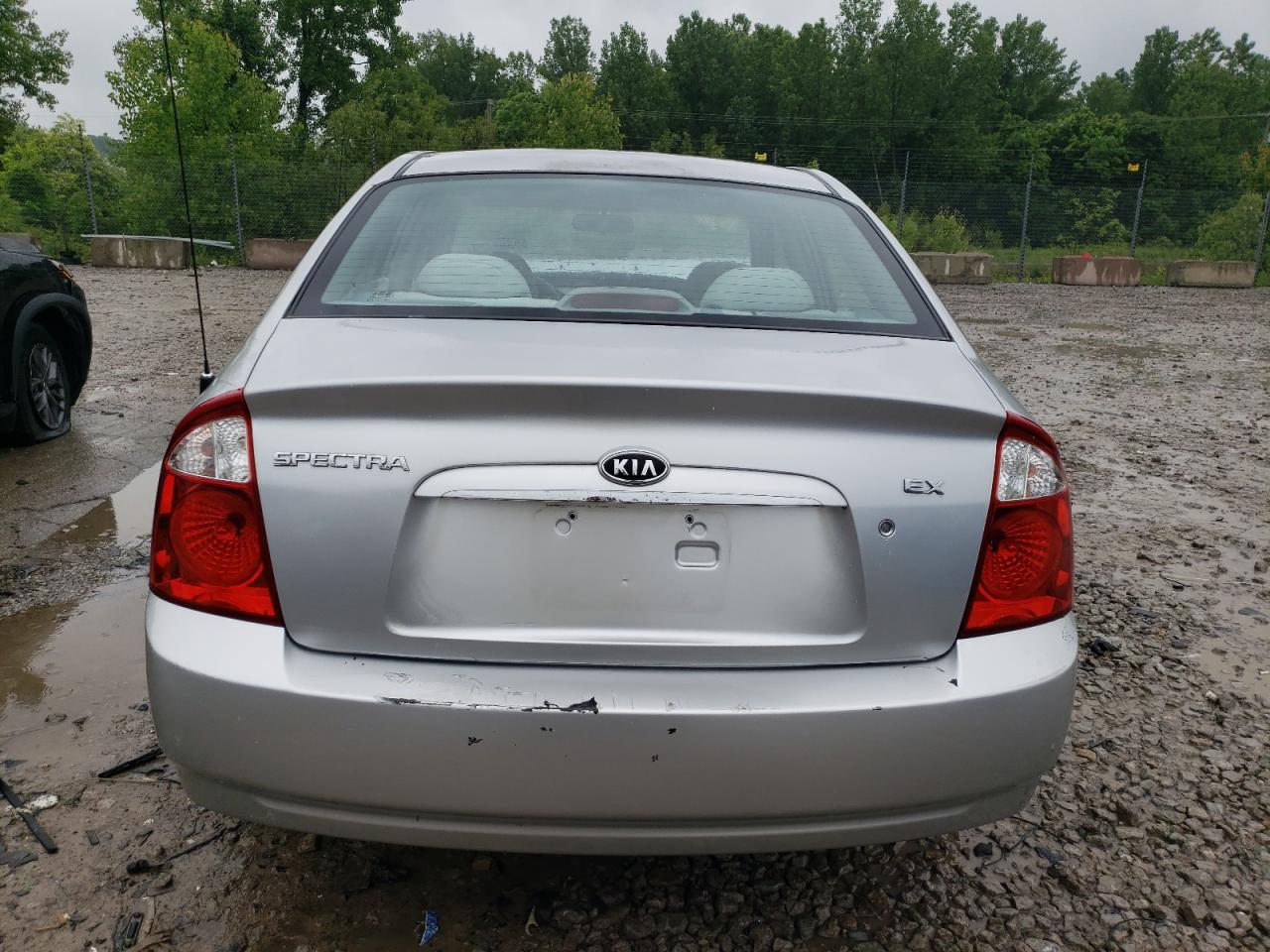 Photo 5 VIN: KNAFE121665348966 - KIA SPECTRA 