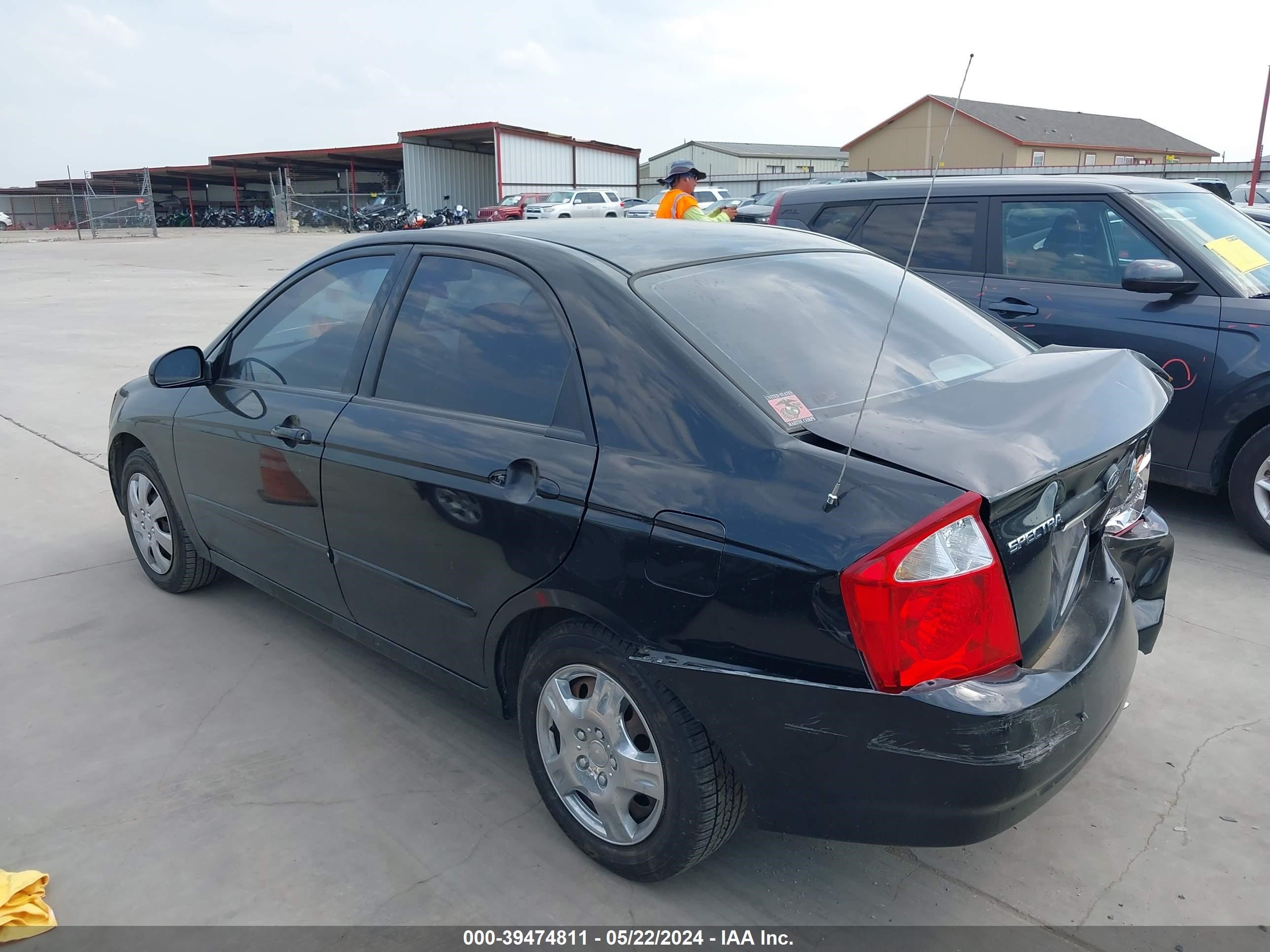 Photo 2 VIN: KNAFE121755135183 - KIA SPECTRA 