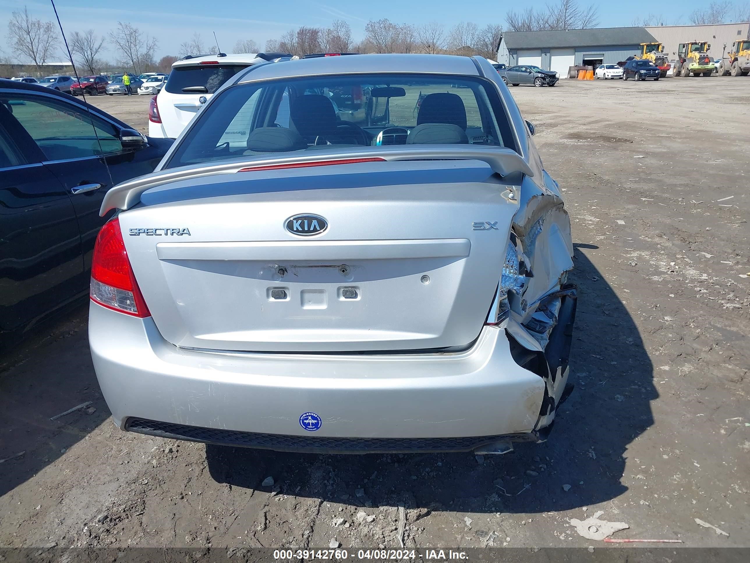 Photo 15 VIN: KNAFE121885019673 - KIA SPECTRA 