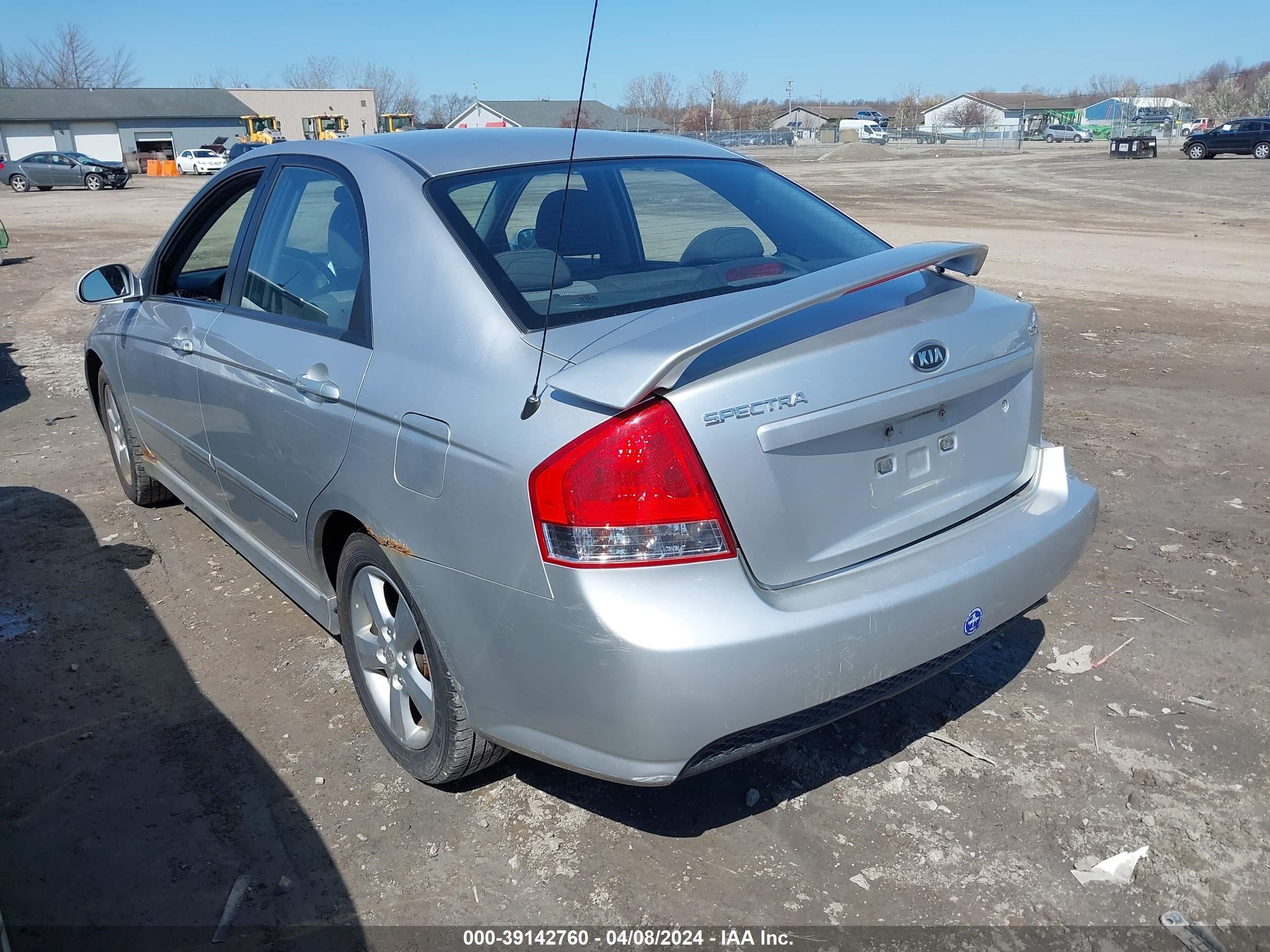 Photo 2 VIN: KNAFE121885019673 - KIA SPECTRA 