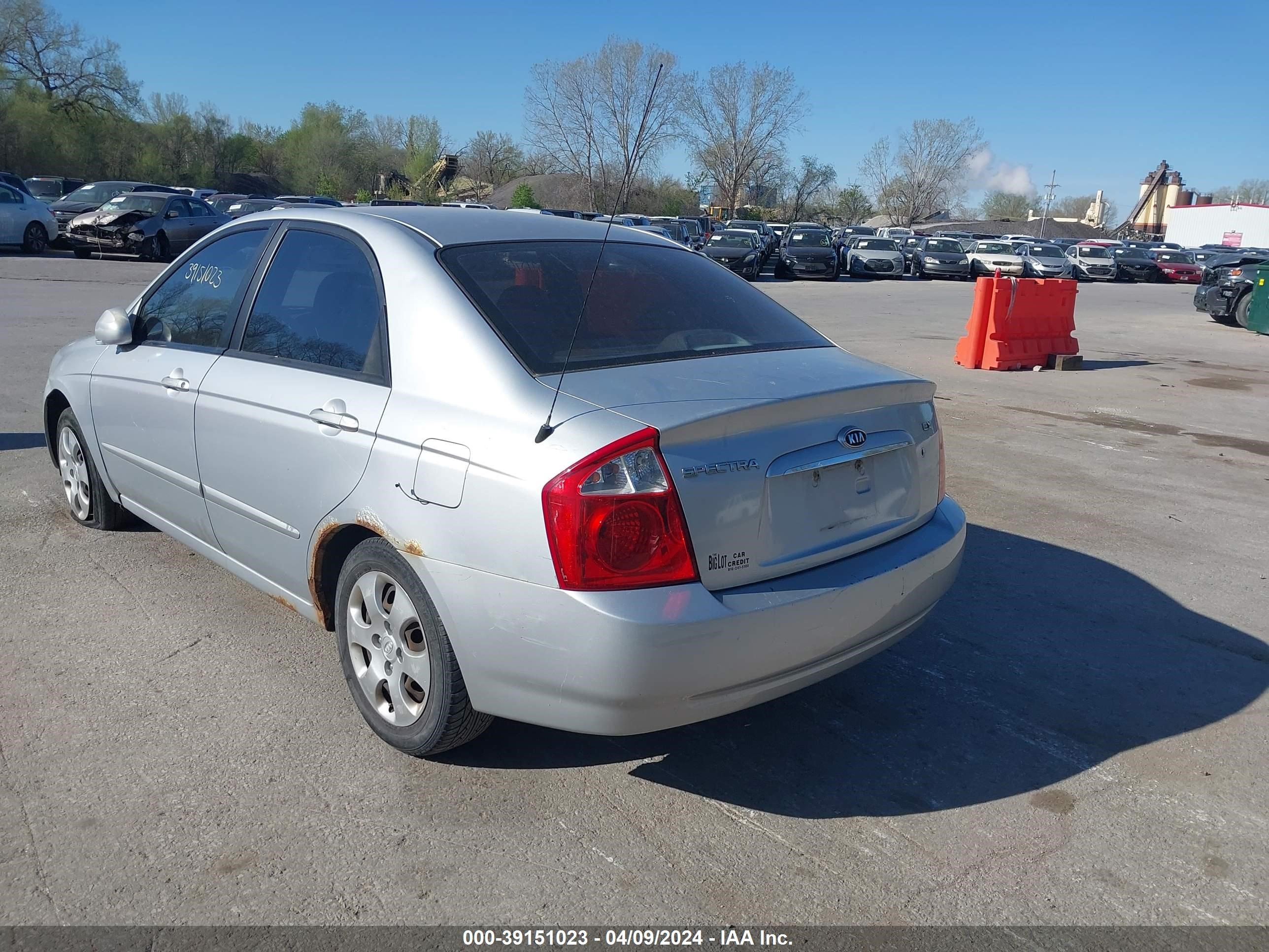 Photo 2 VIN: KNAFE121965242043 - KIA SPECTRA 