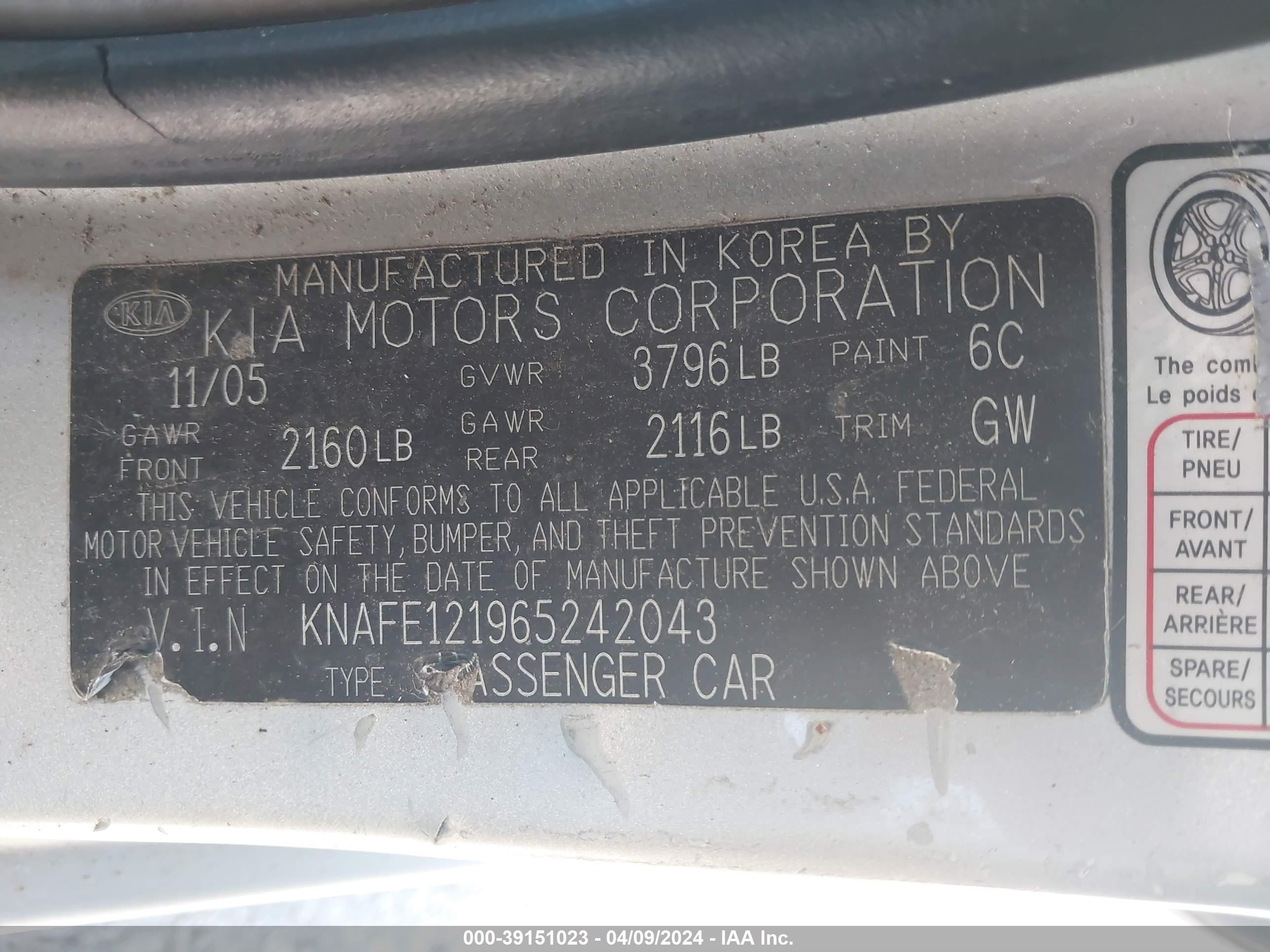 Photo 8 VIN: KNAFE121965242043 - KIA SPECTRA 