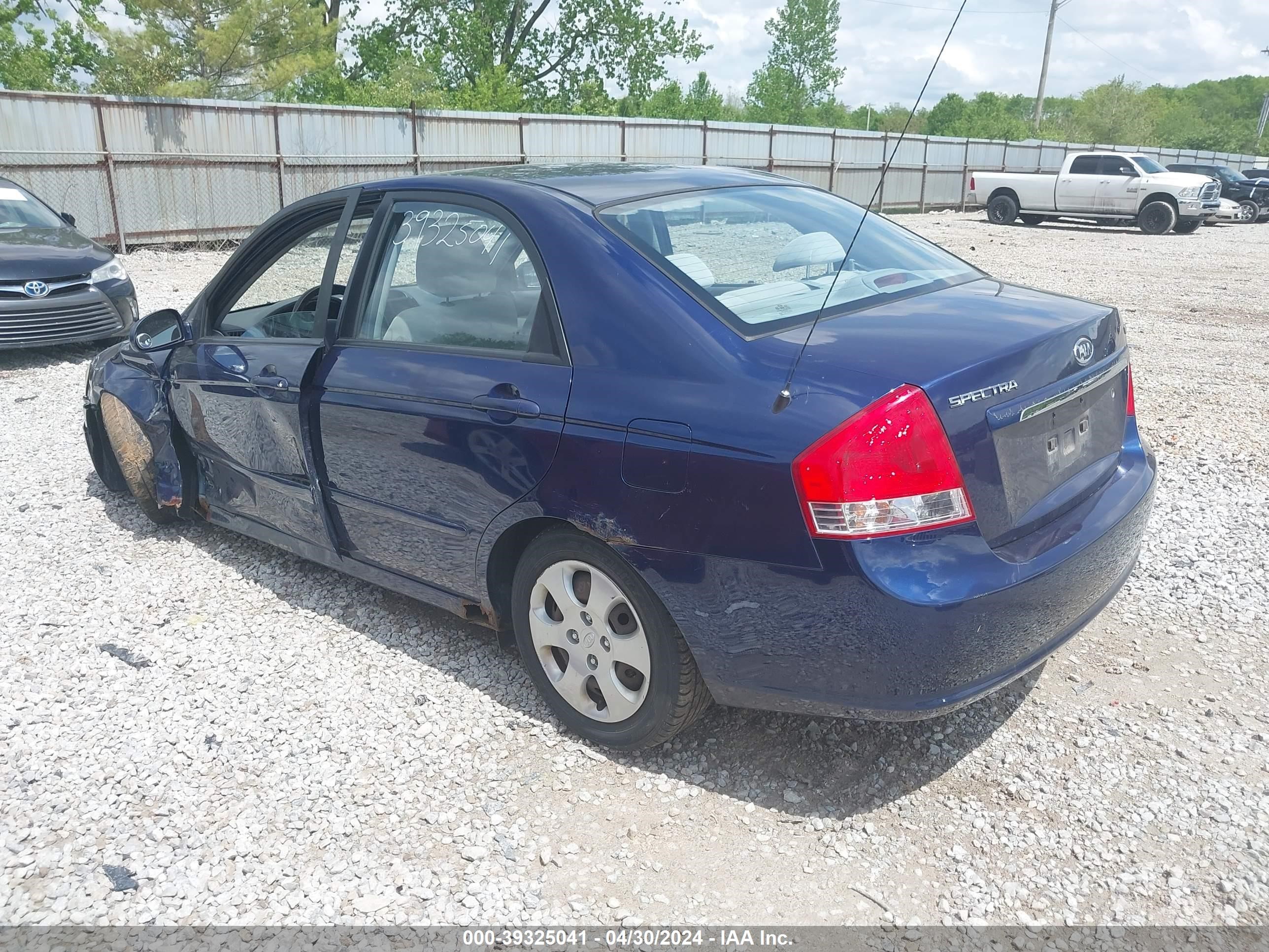 Photo 2 VIN: KNAFE122185559679 - KIA SPECTRA 