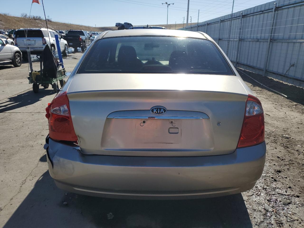 Photo 5 VIN: KNAFE122555098093 - KIA SPECTRA 