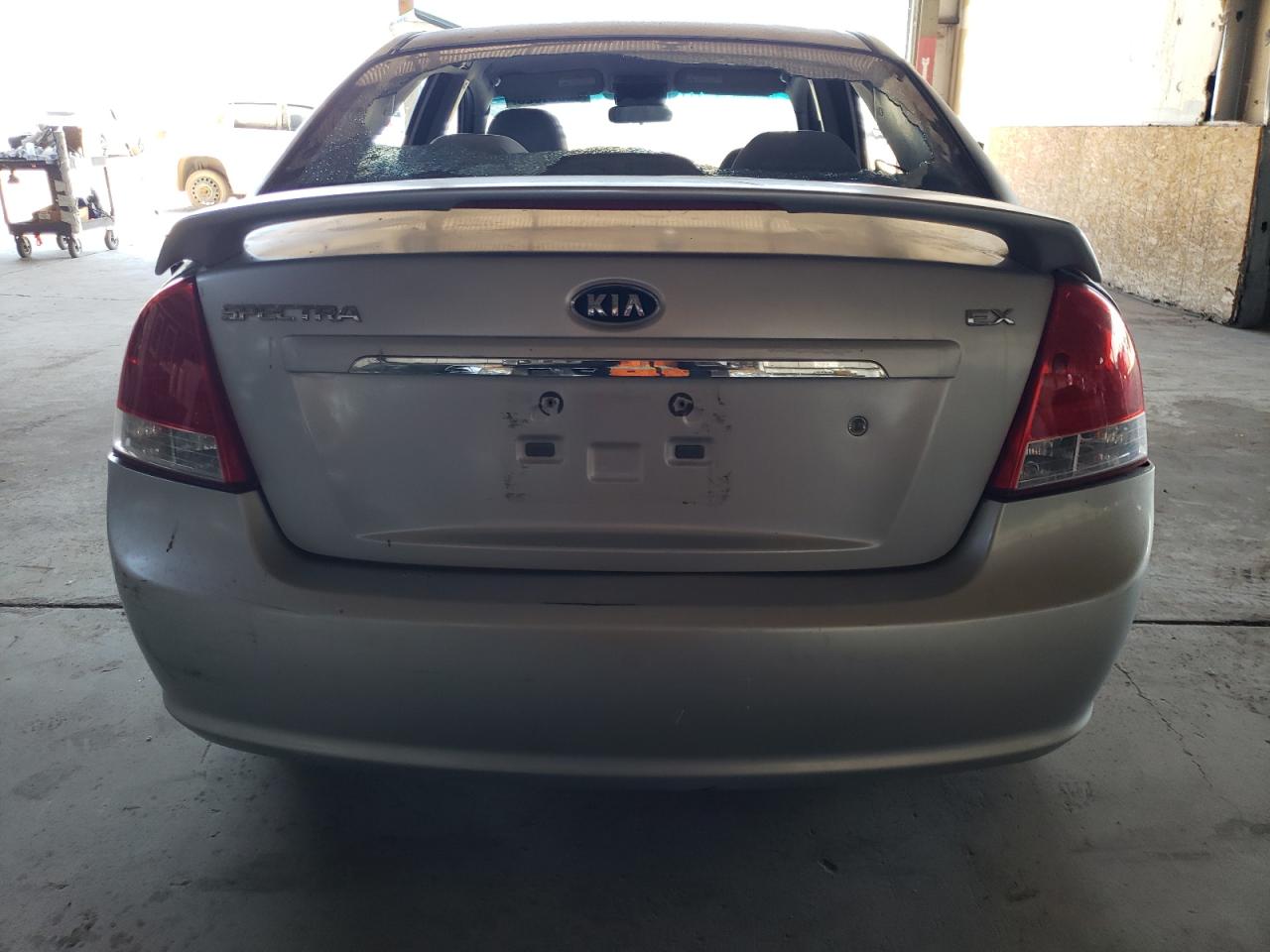 Photo 5 VIN: KNAFE122985584412 - KIA SPECTRA 