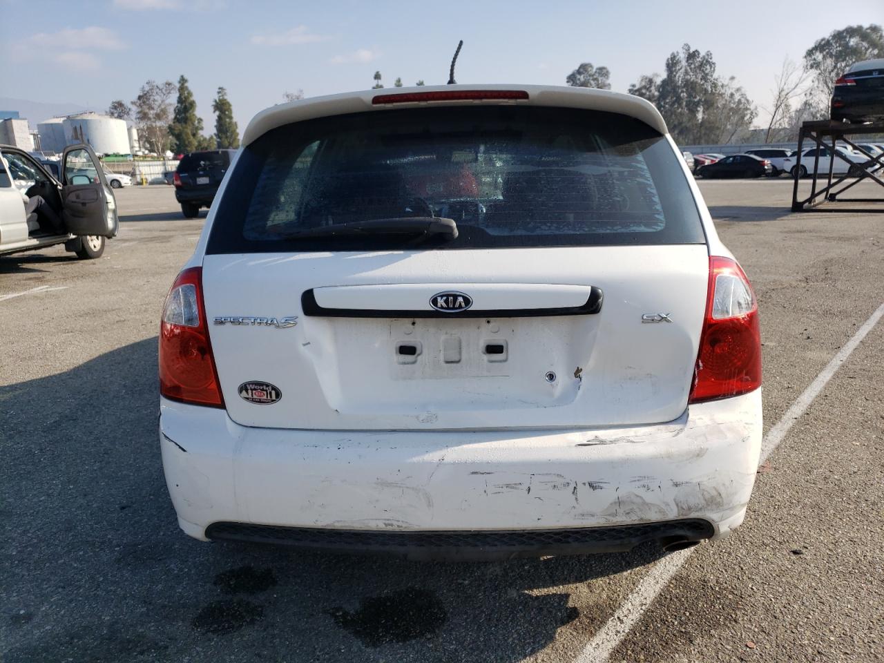 Photo 5 VIN: KNAFE162375002961 - KIA SPECTRA 