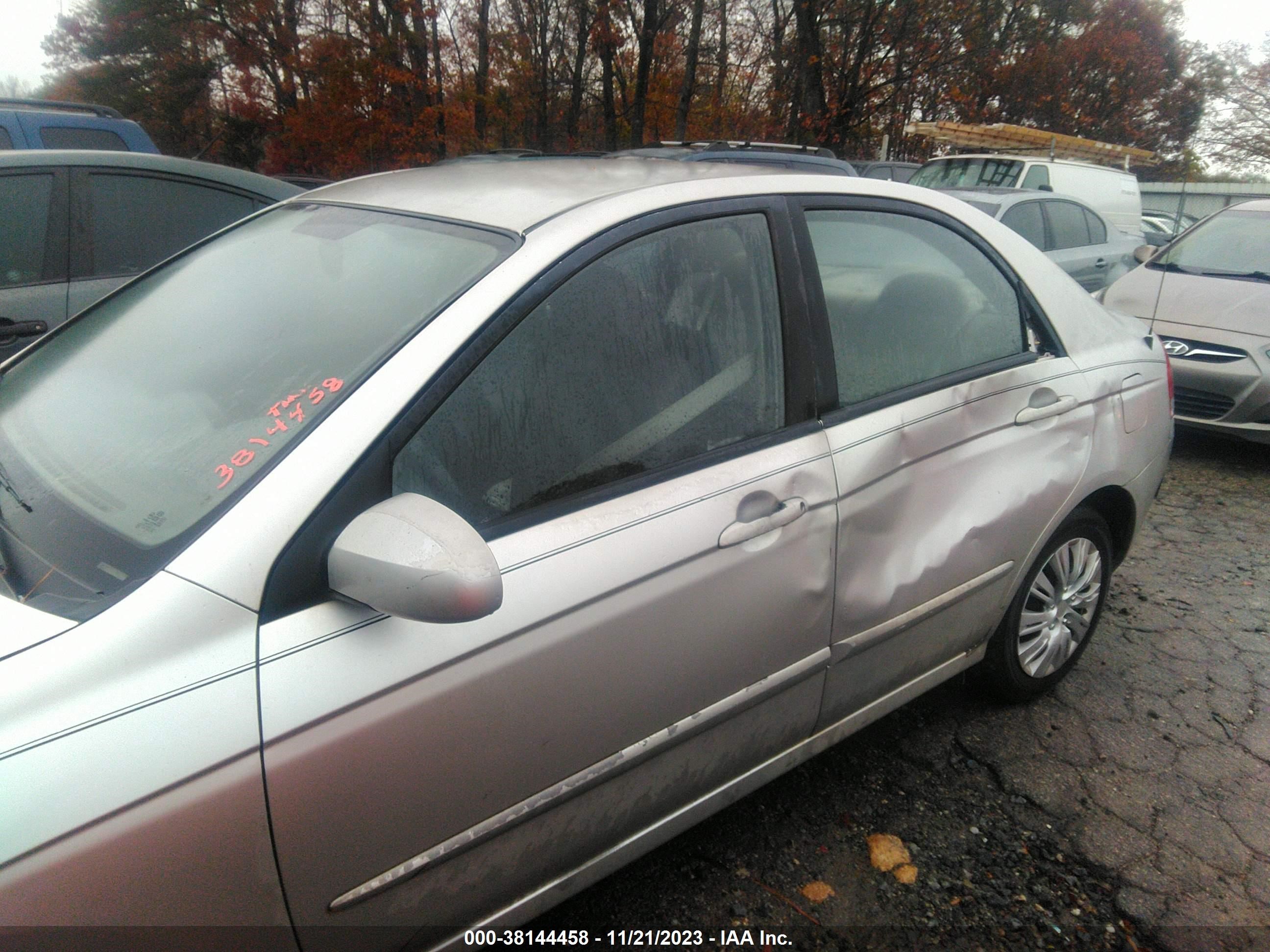 Photo 5 VIN: KNAFE221595647410 - KIA SPECTRA 