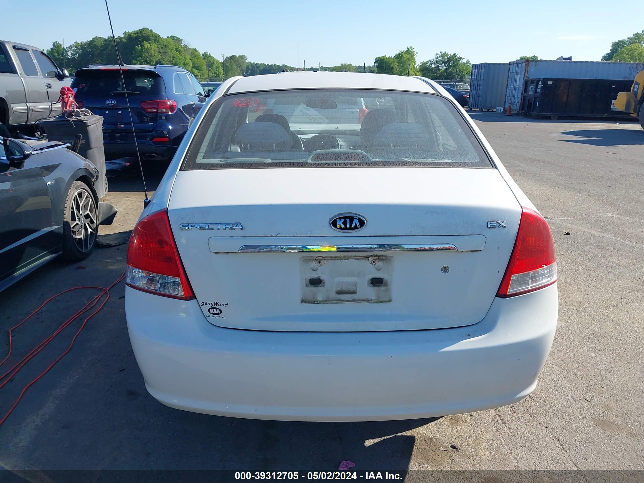 Photo 15 VIN: KNAFE221795654455 - KIA SPECTRA 