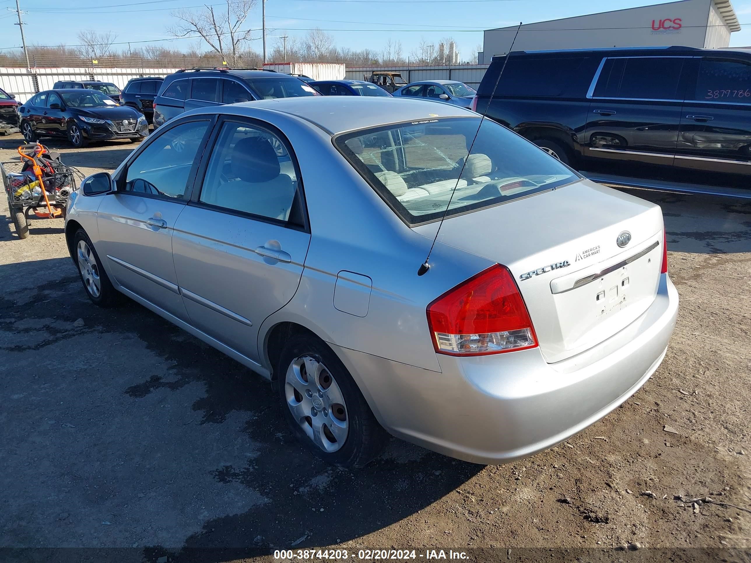 Photo 2 VIN: KNAFE221895627281 - KIA SPECTRA 