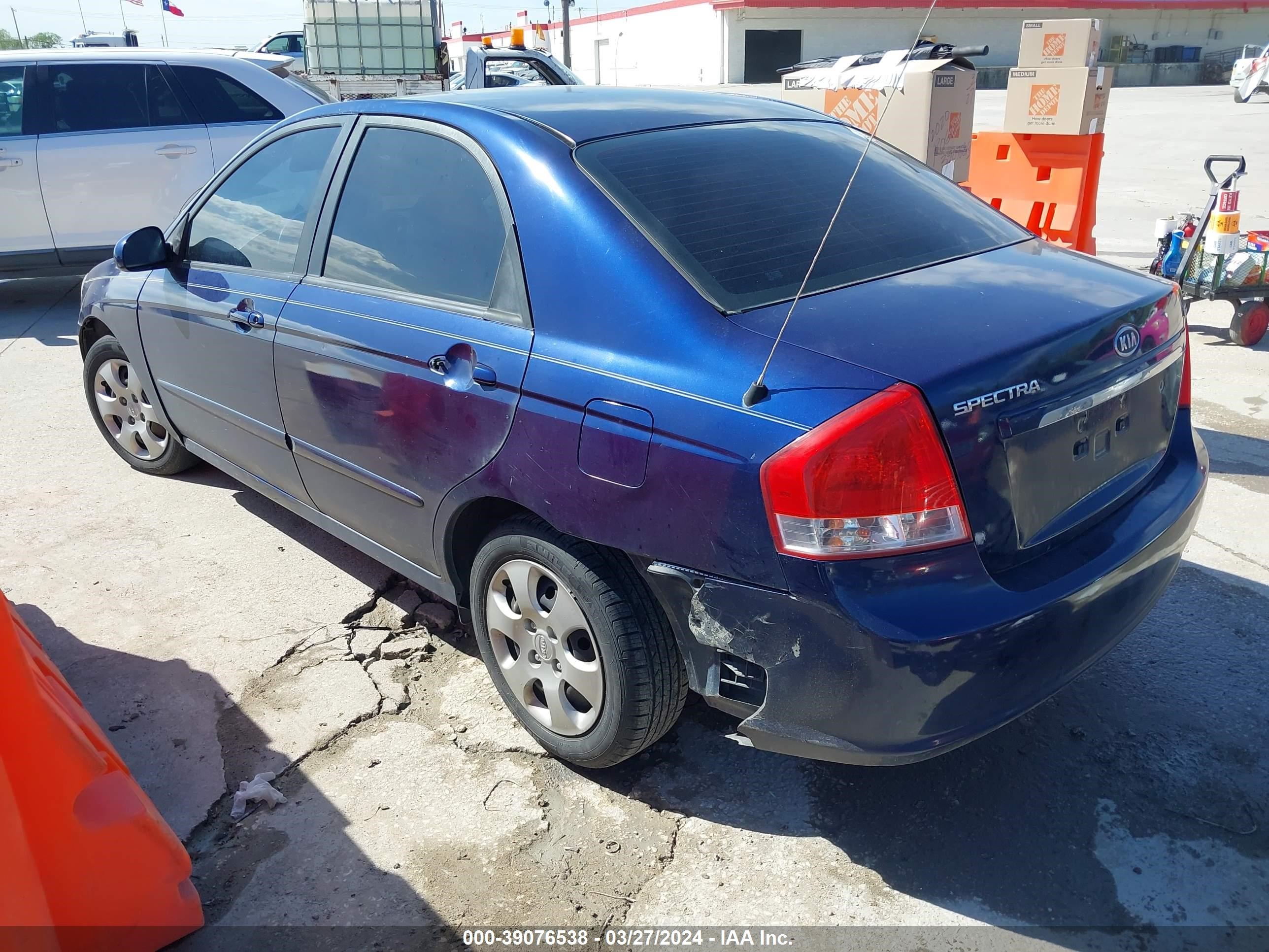 Photo 2 VIN: KNAFE222995636127 - KIA SPECTRA 