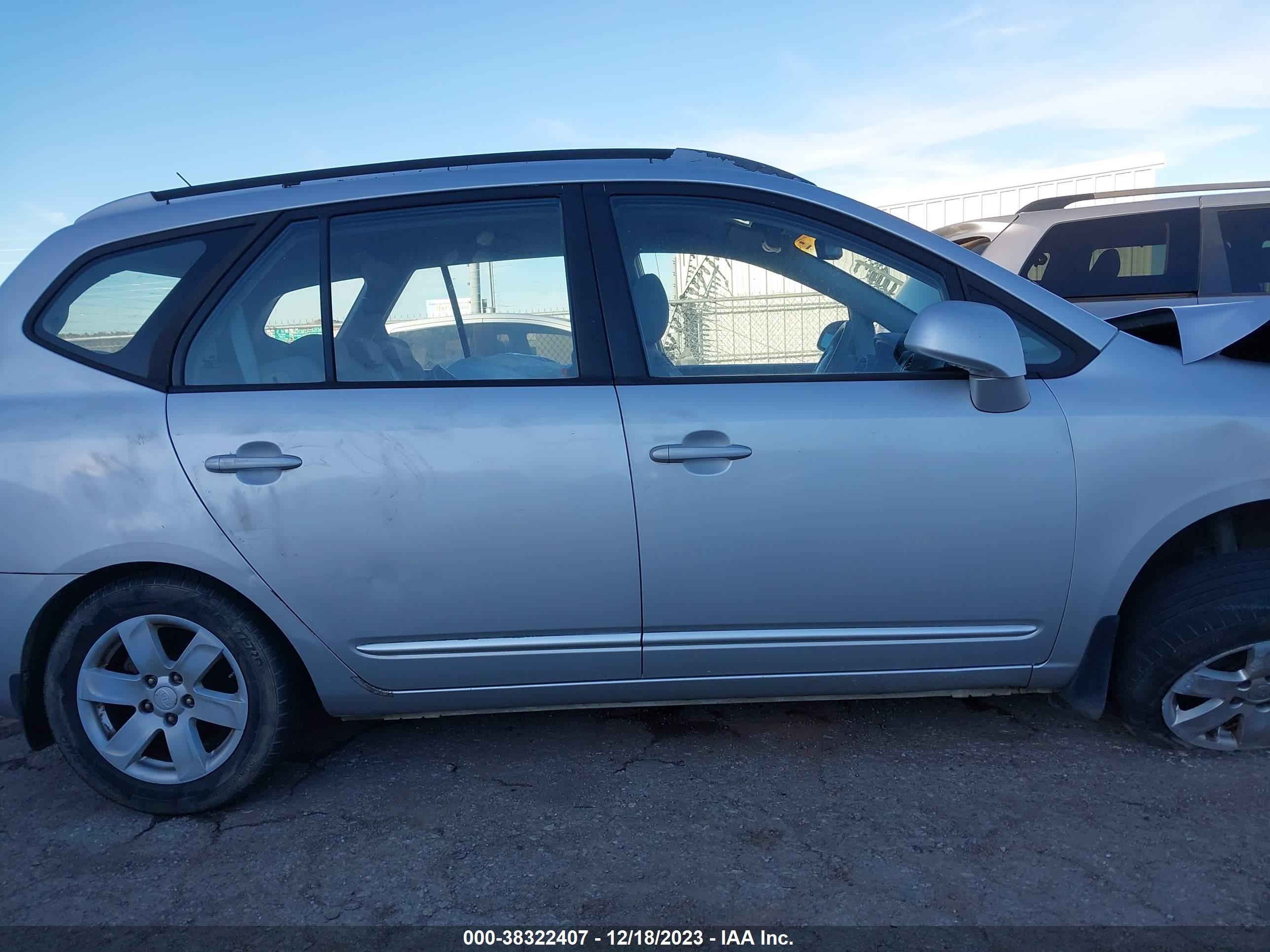 Photo 12 VIN: KNAFG525577083628 - KIA RONDO 