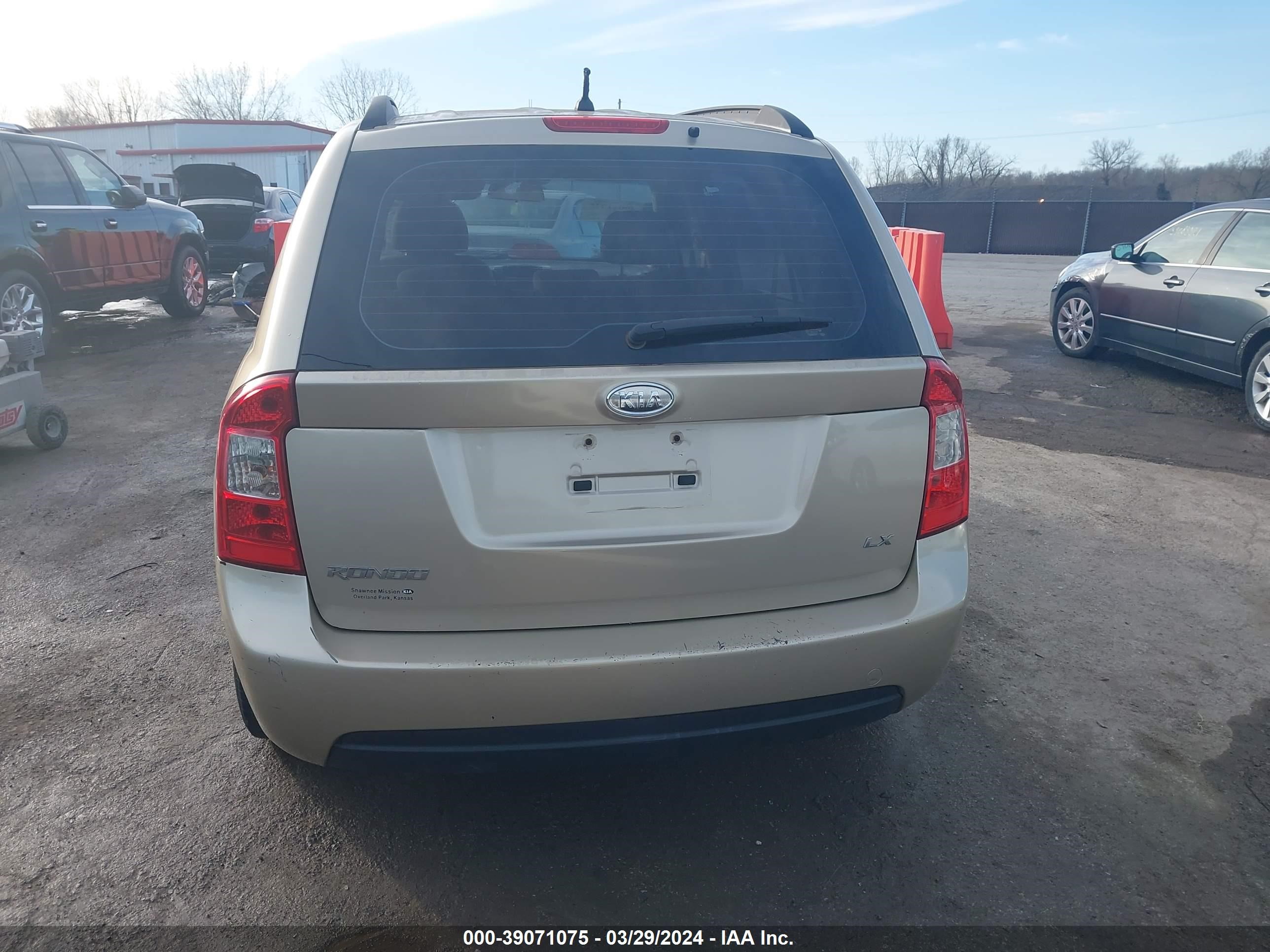 Photo 15 VIN: KNAFG525987130774 - KIA RONDO 