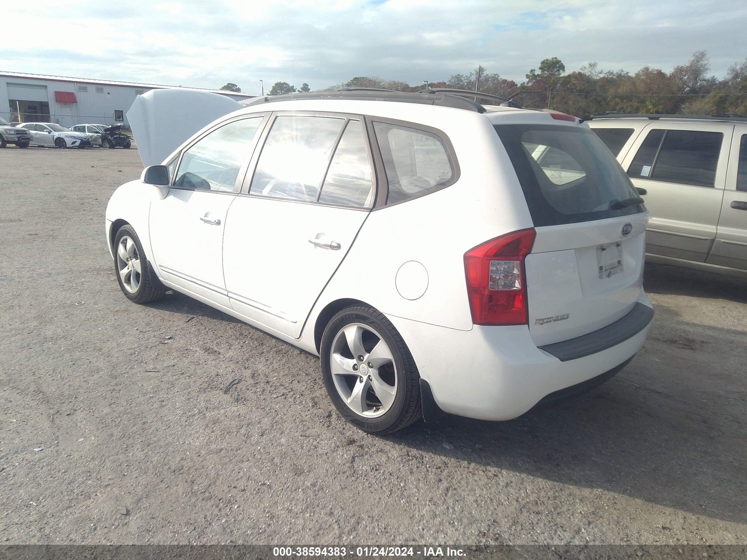 Photo 2 VIN: KNAFG525987174693 - KIA RONDO 