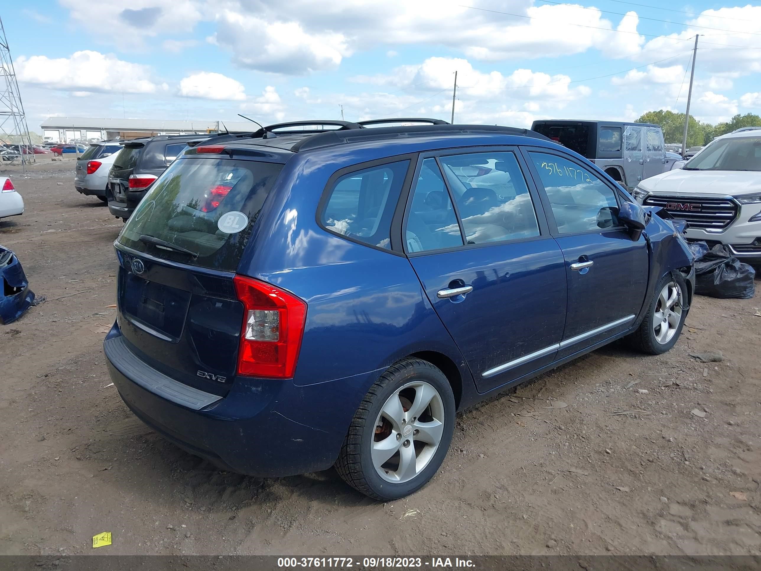 Photo 3 VIN: KNAFG526087164319 - KIA RONDO 