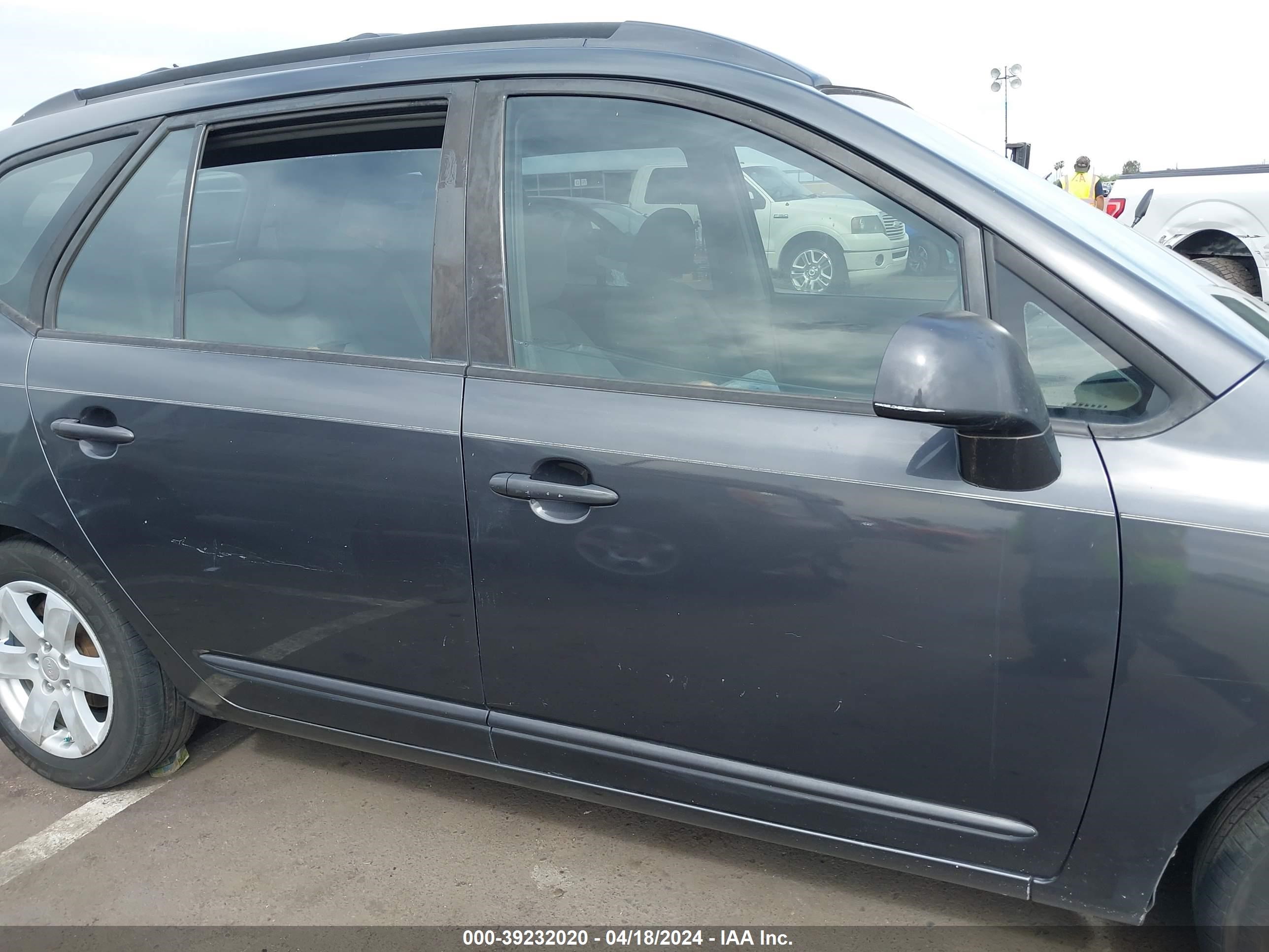 Photo 12 VIN: KNAFG526277086642 - KIA RONDO 