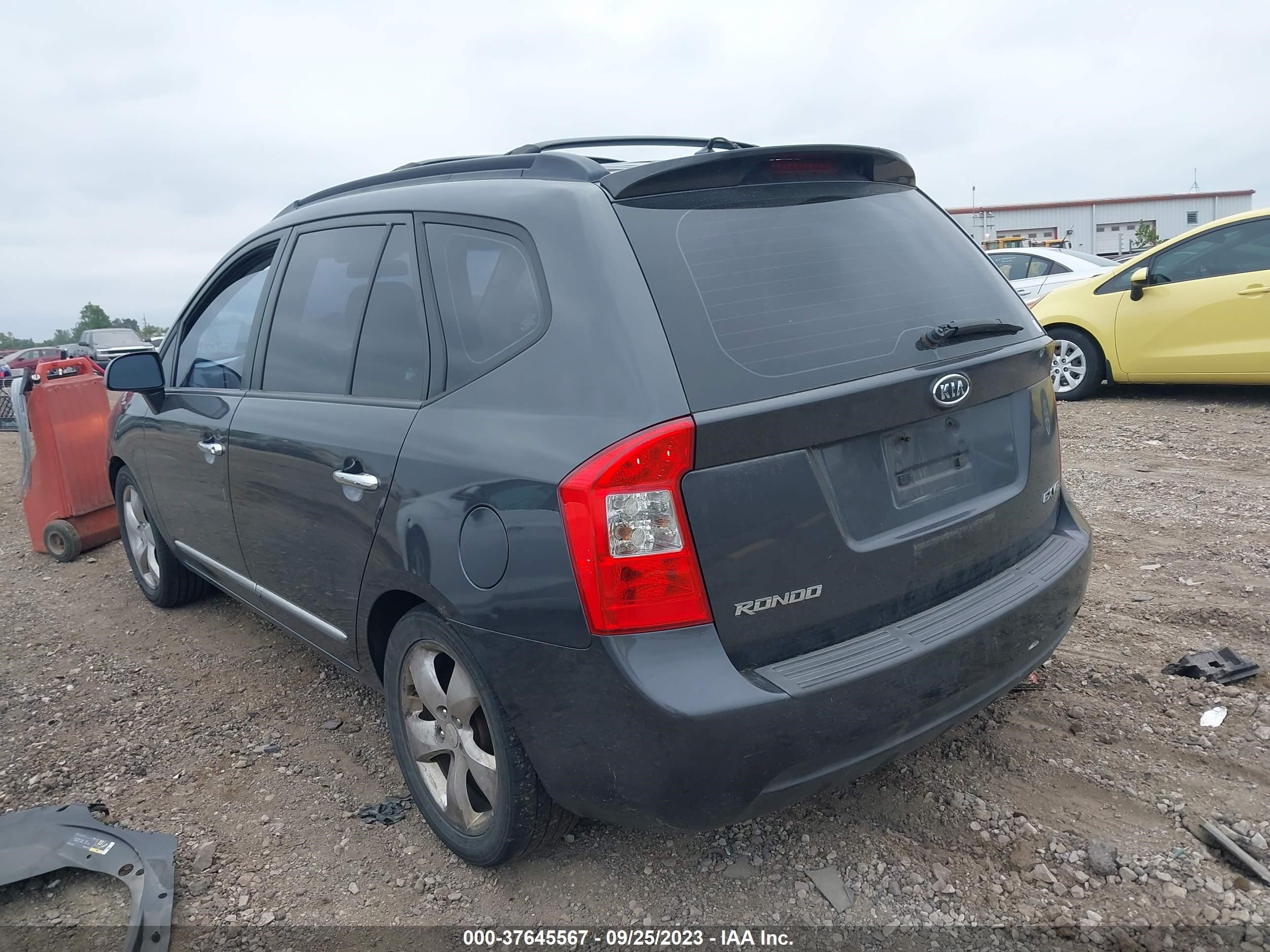 Photo 2 VIN: KNAFG526287177573 - KIA RONDO 