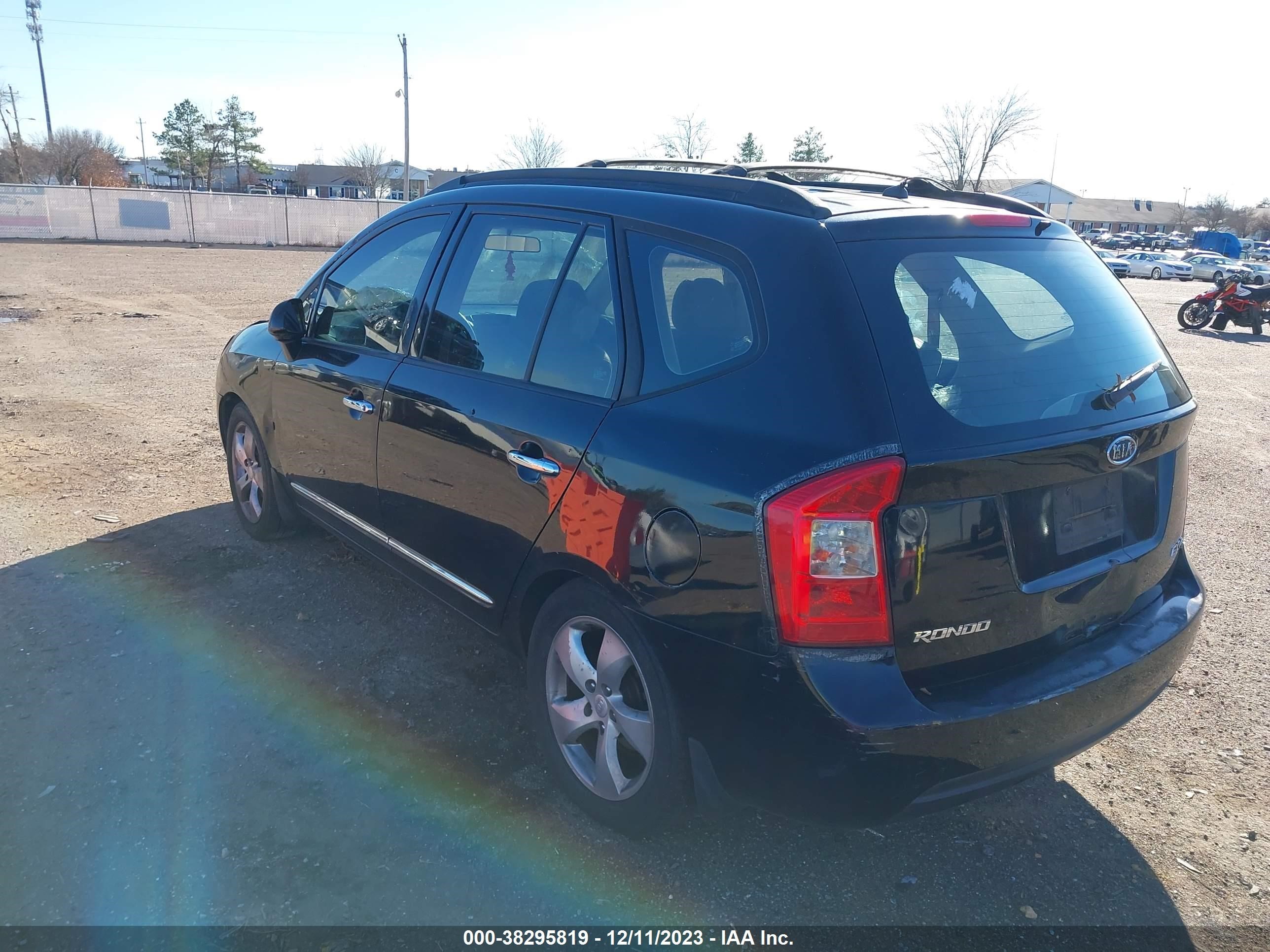 Photo 2 VIN: KNAFG526587173520 - KIA RONDO 