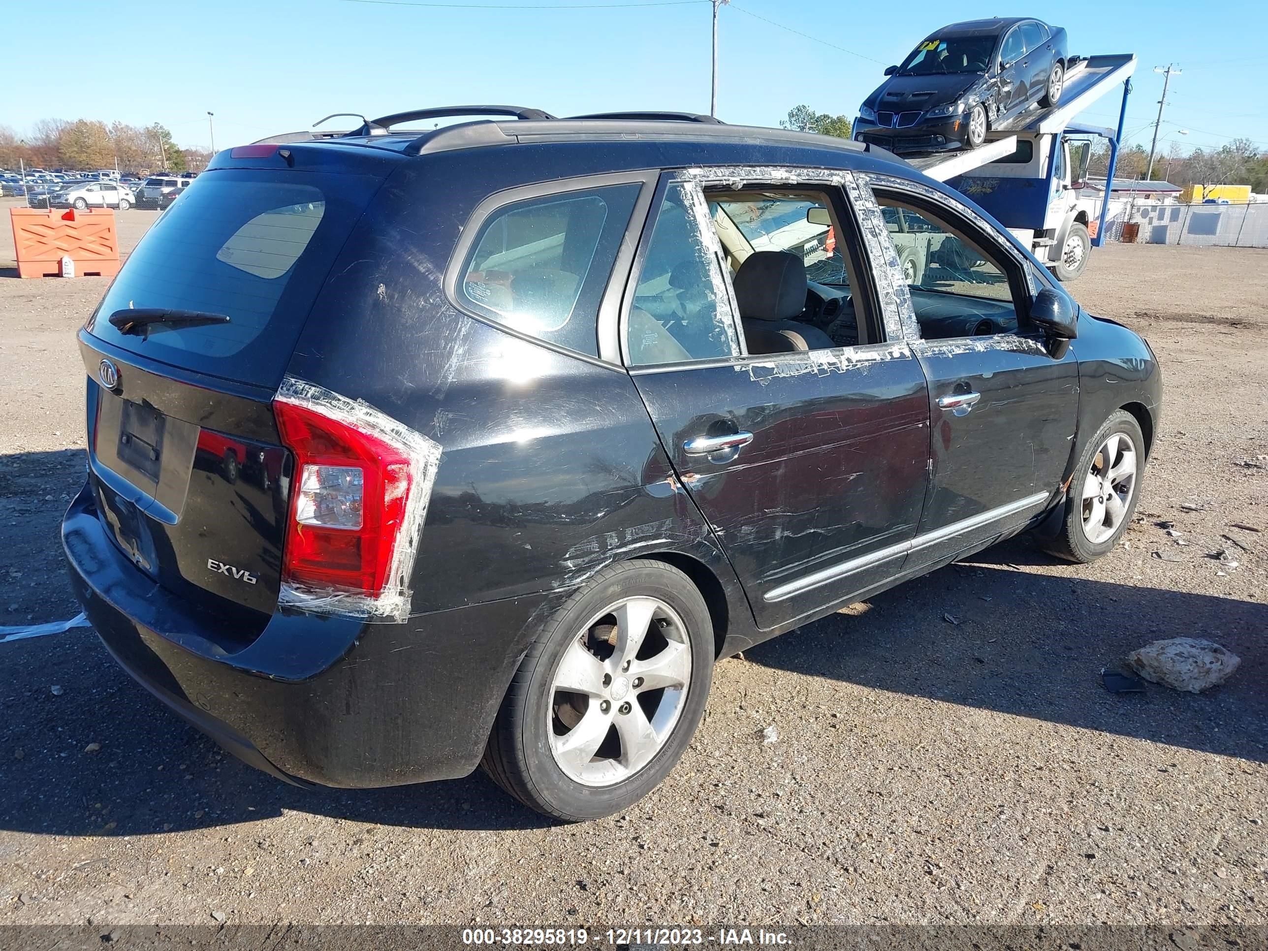 Photo 3 VIN: KNAFG526587173520 - KIA RONDO 