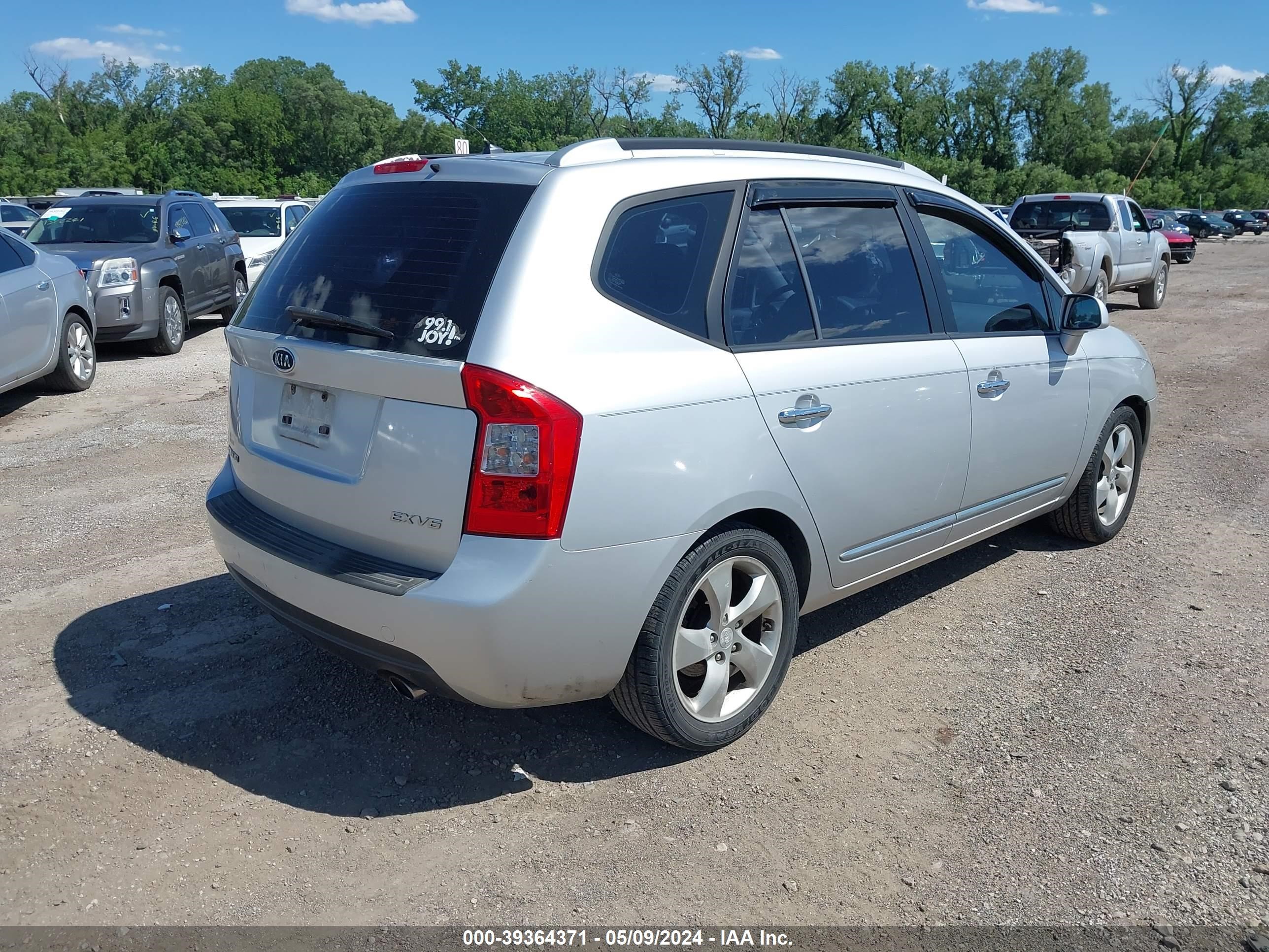 Photo 3 VIN: KNAFG526677111686 - KIA RONDO 