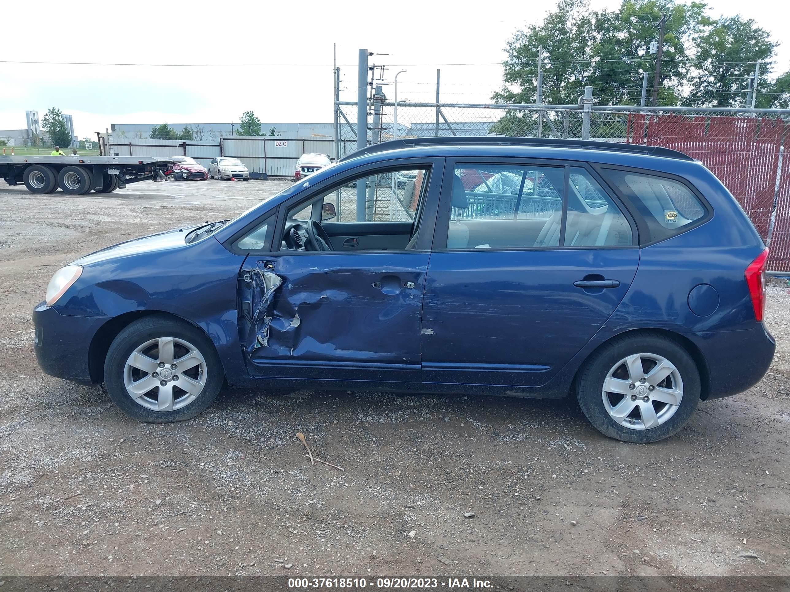 Photo 13 VIN: KNAFG526687136475 - KIA RONDO 