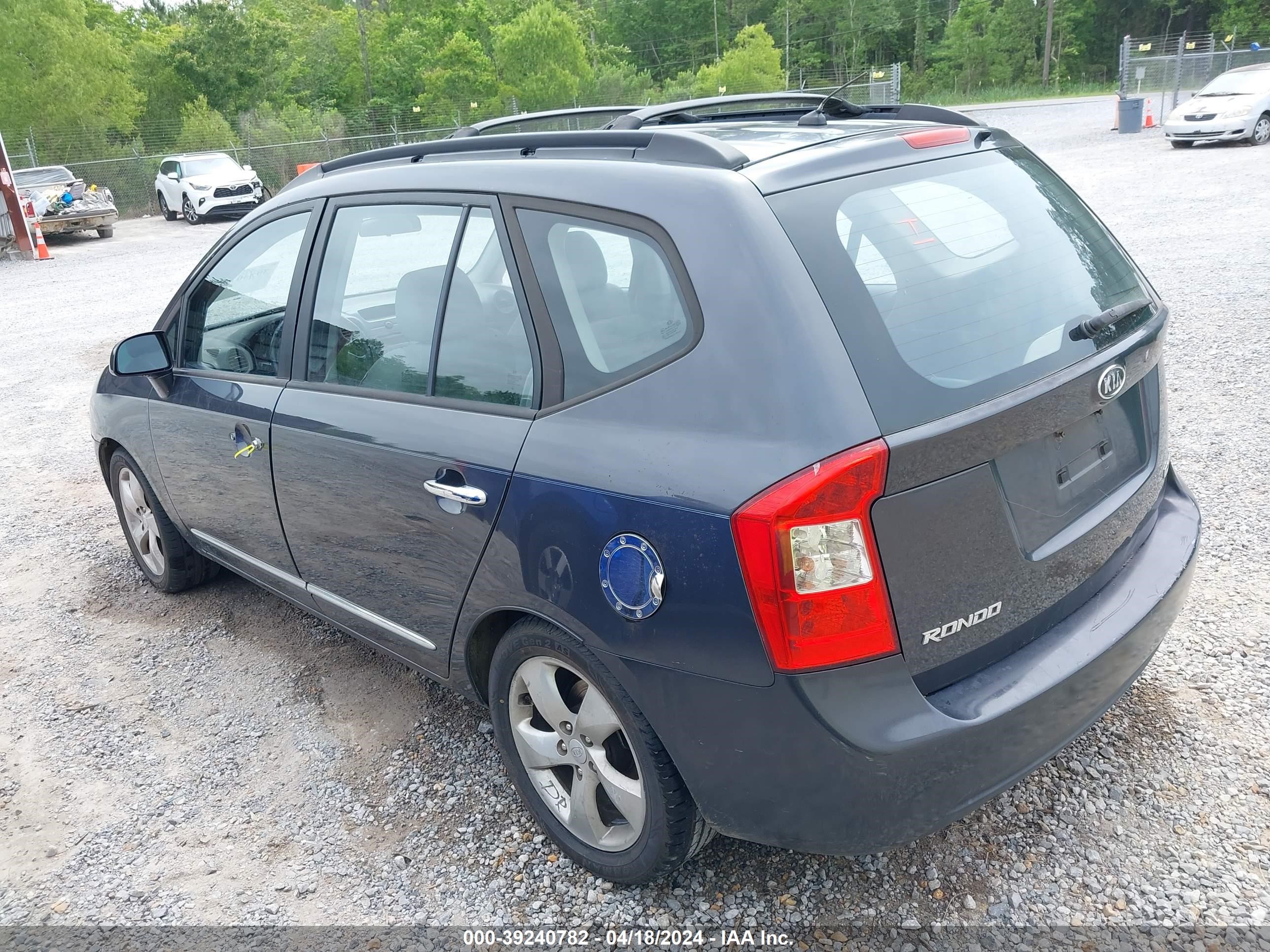 Photo 2 VIN: KNAFG526687191833 - KIA RONDO 