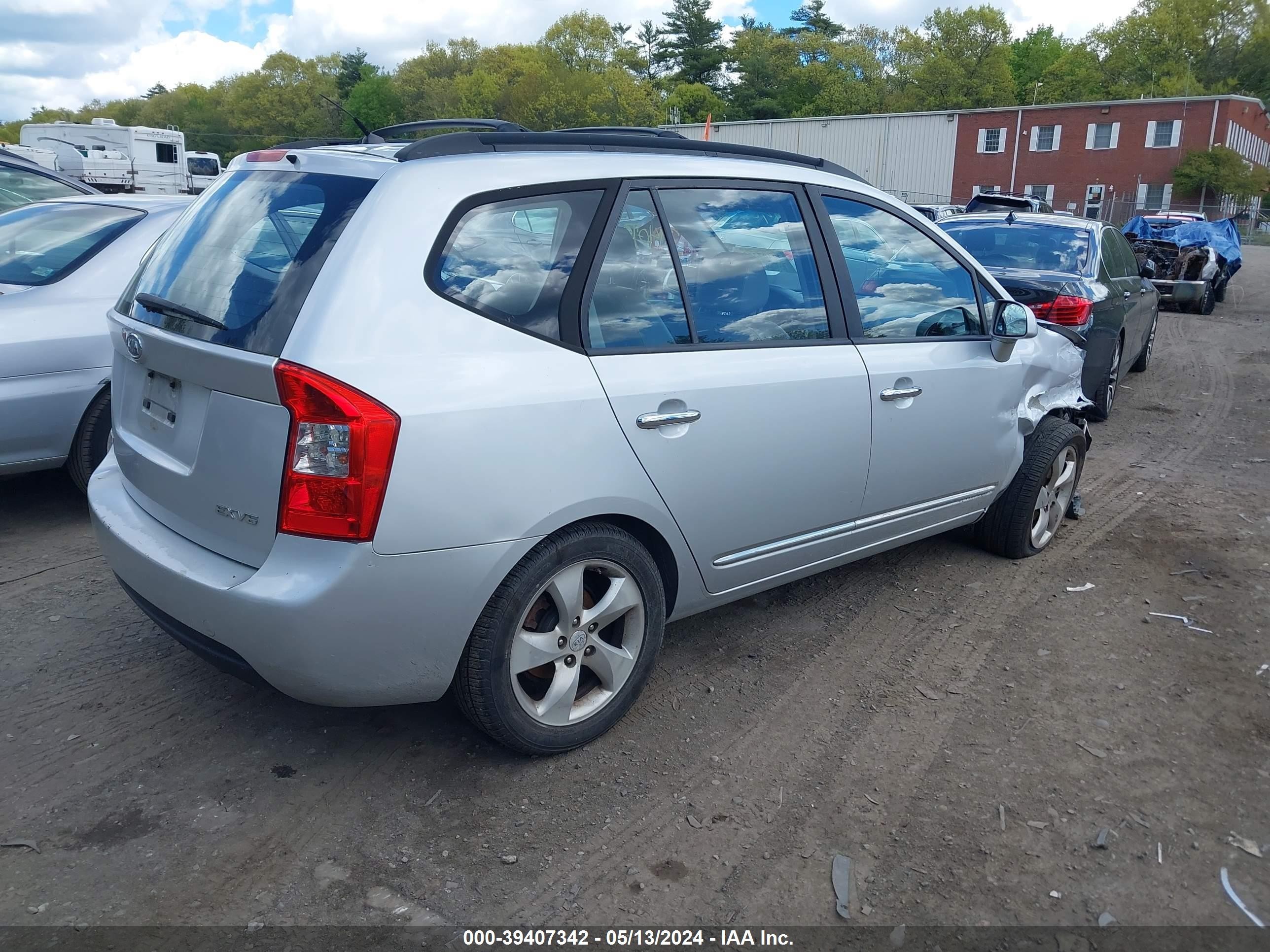 Photo 3 VIN: KNAFG526887205327 - KIA RONDO 