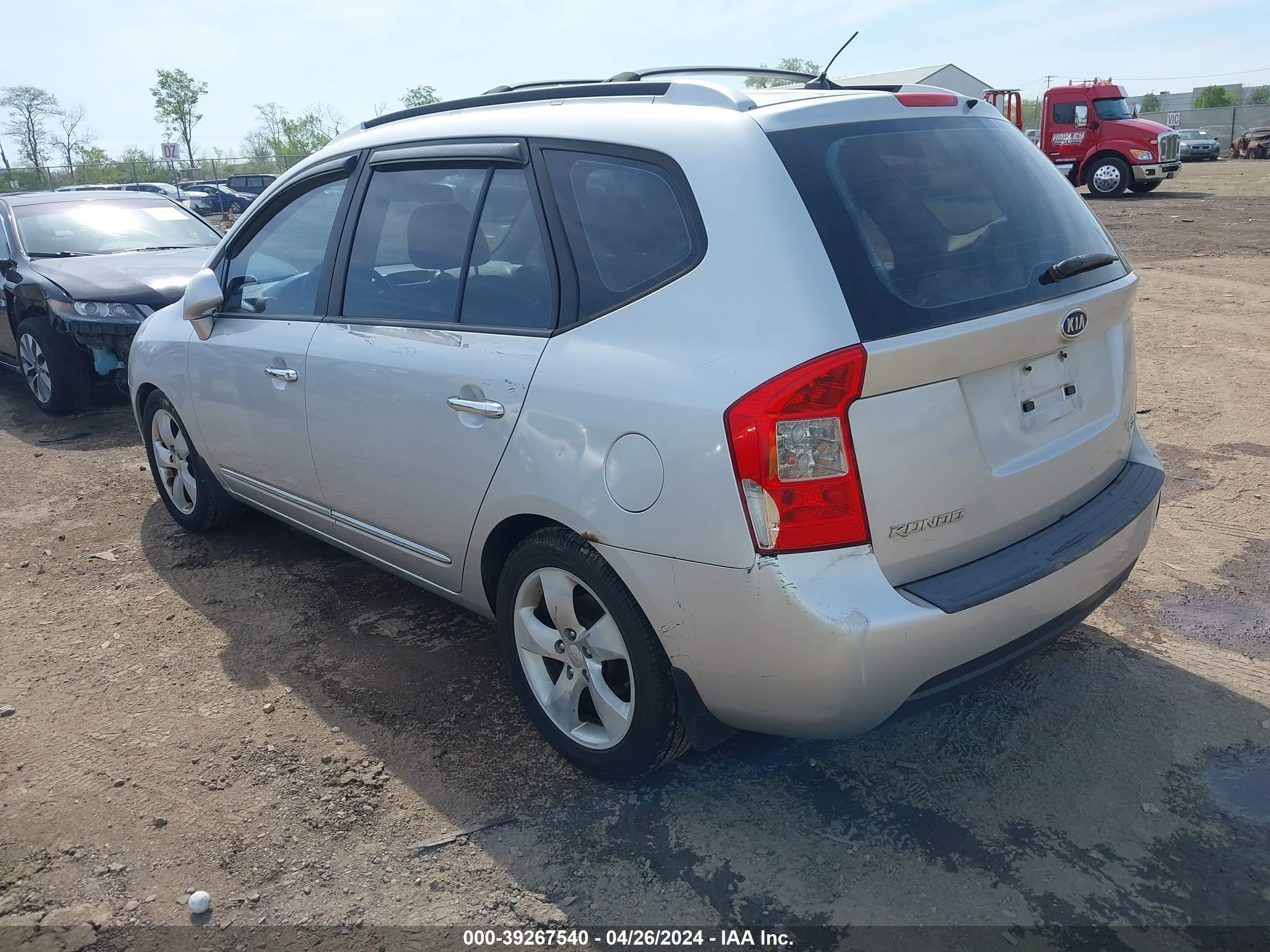 Photo 2 VIN: KNAFG526977068994 - KIA RONDO 