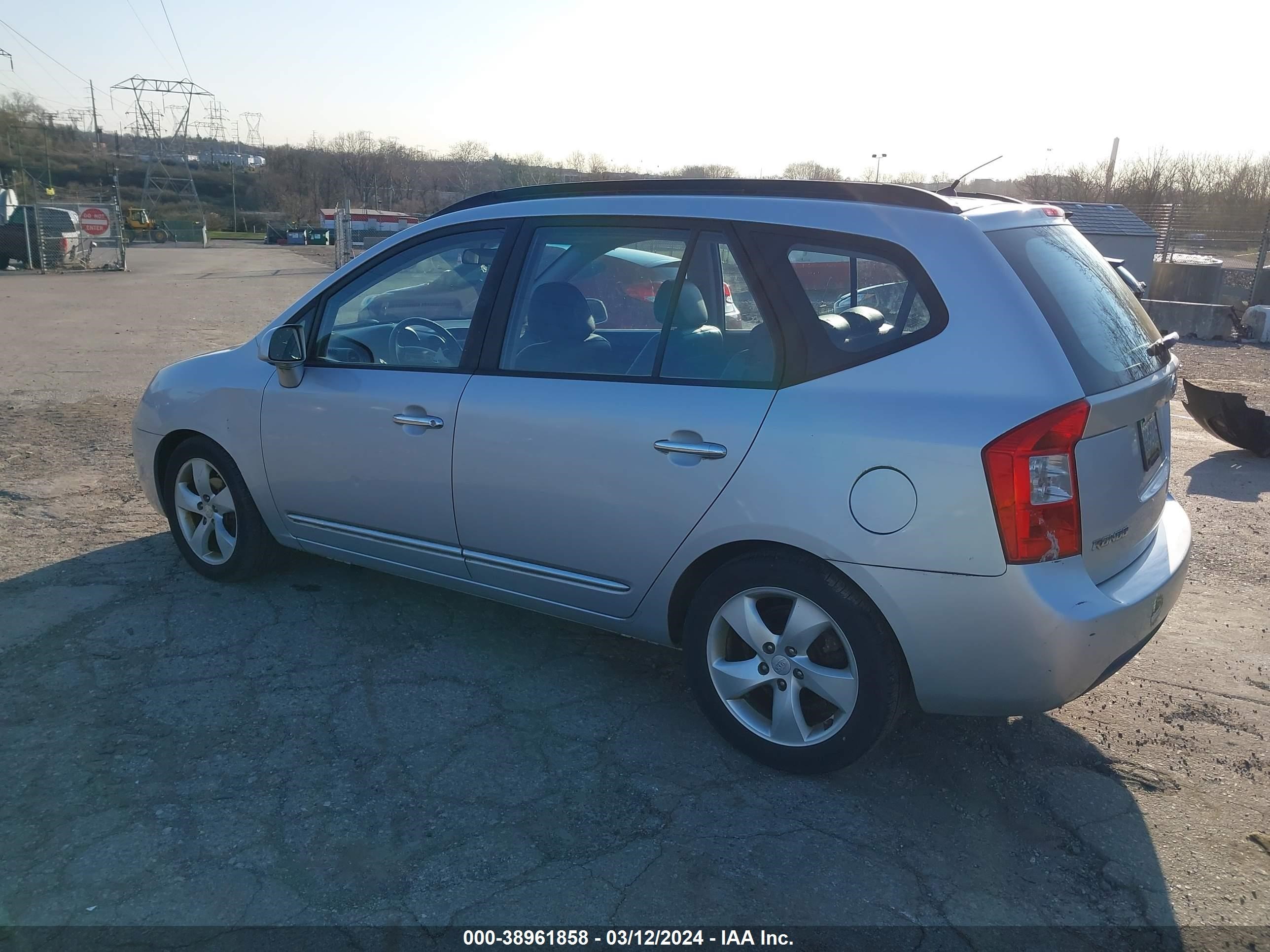 Photo 2 VIN: KNAFG526X87158530 - KIA RONDO 