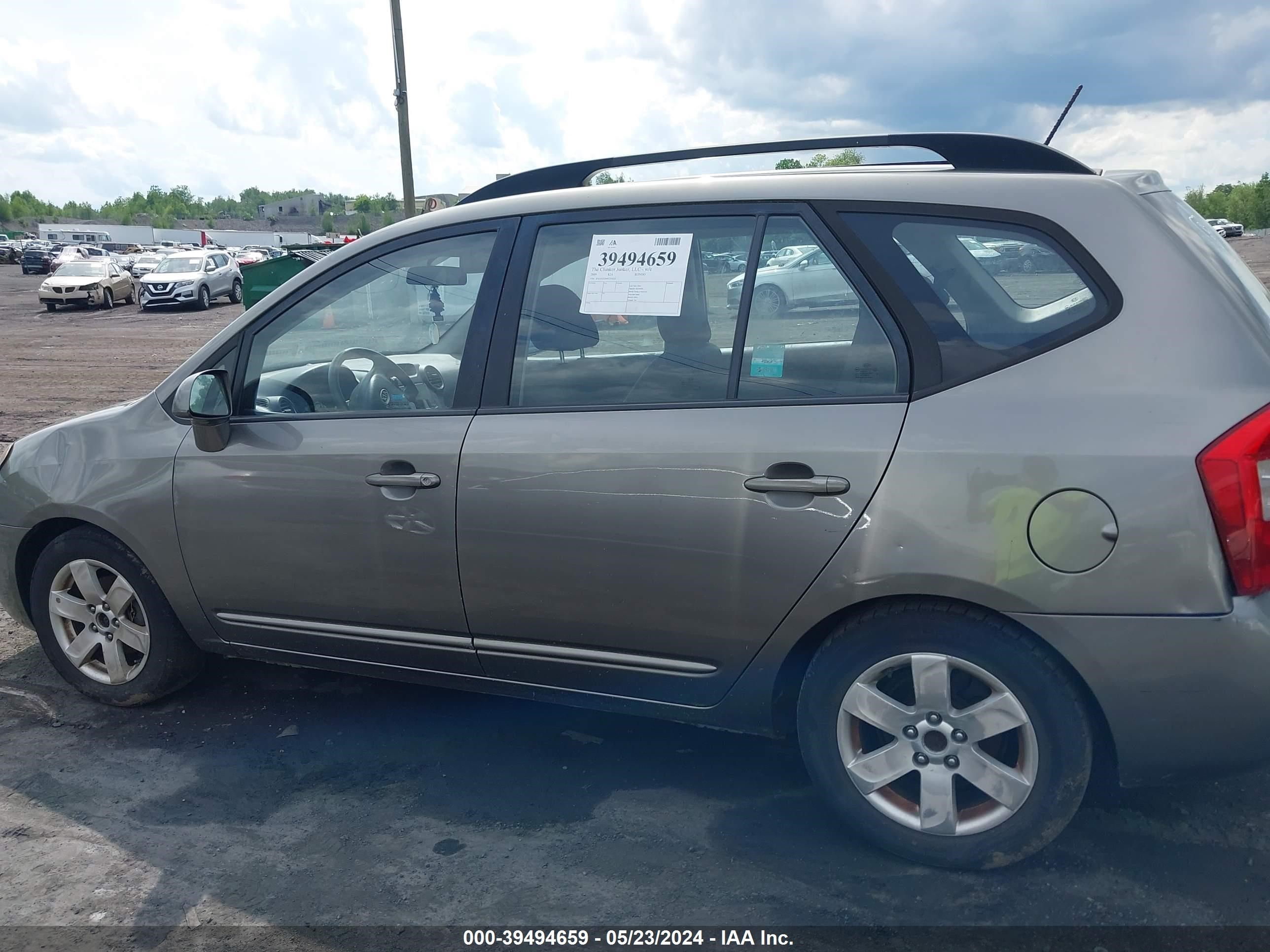 Photo 11 VIN: KNAFG529097274525 - KIA RONDO 