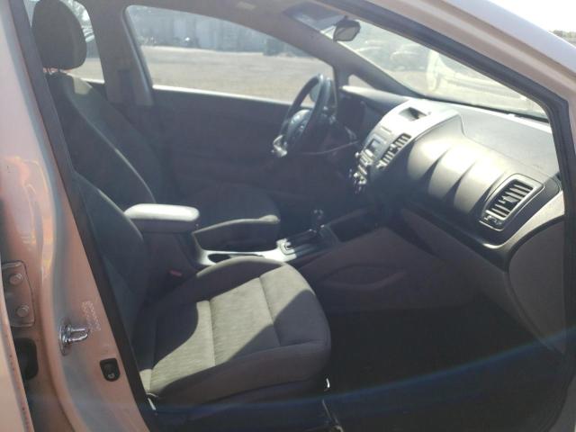 Photo 4 VIN: KNAFK4A60F5370677 - KIA FORTE LX 