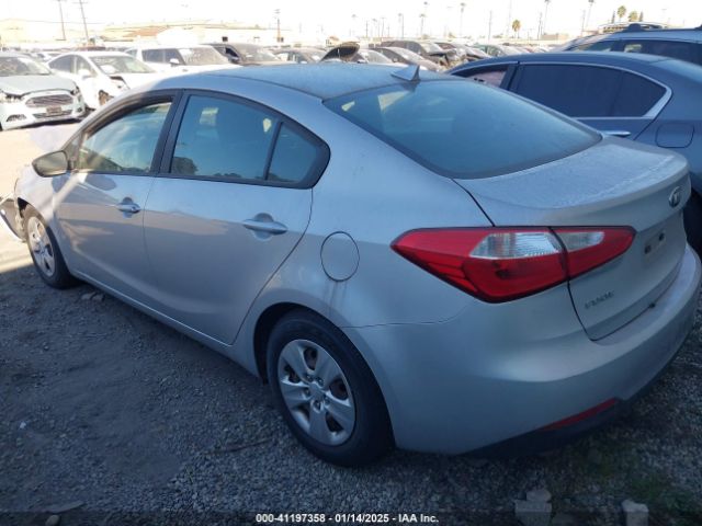 Photo 2 VIN: KNAFK4A63G5587593 - KIA FORTE 