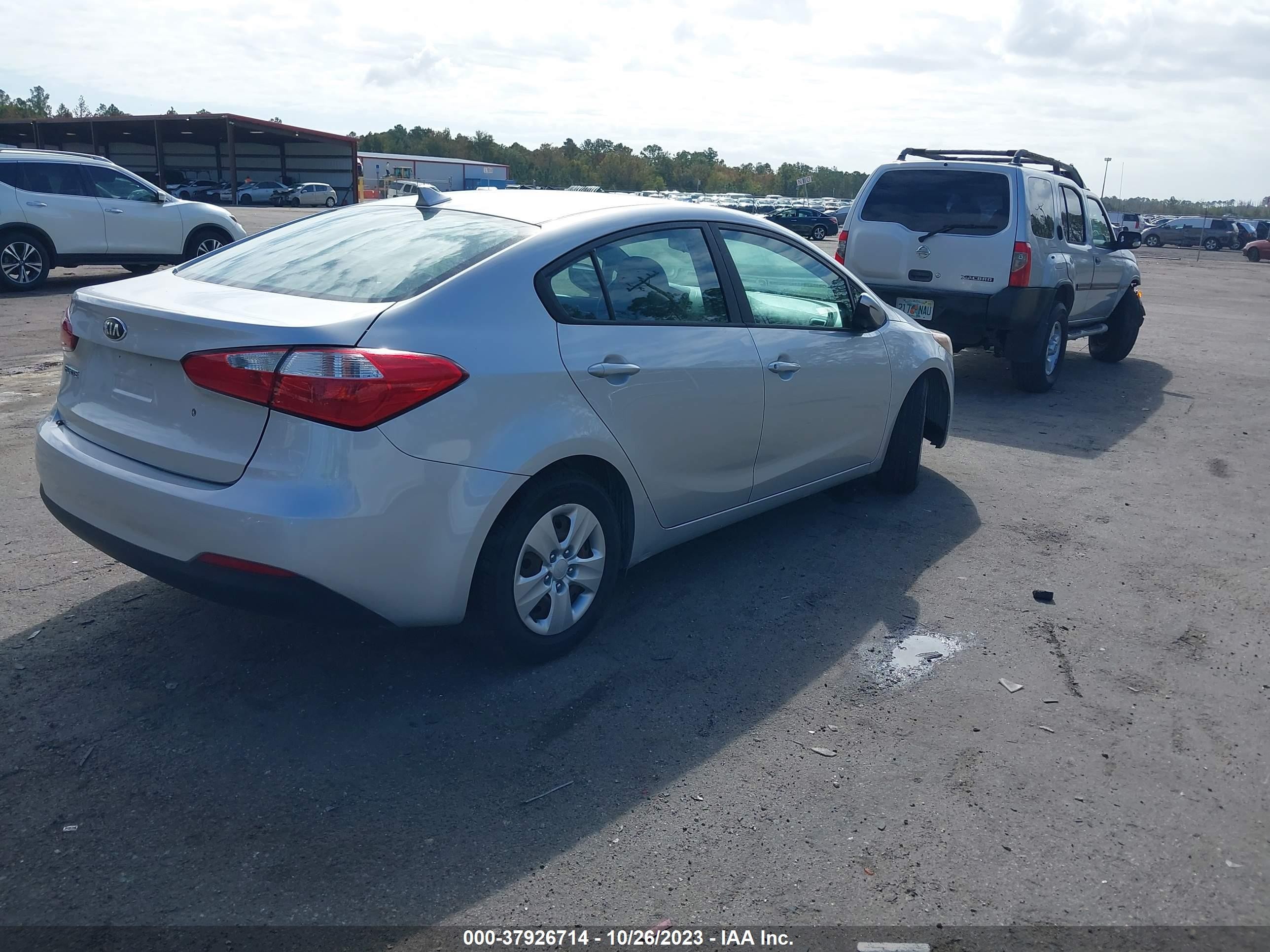 Photo 3 VIN: KNAFK4A68F5329438 - KIA FORTE 