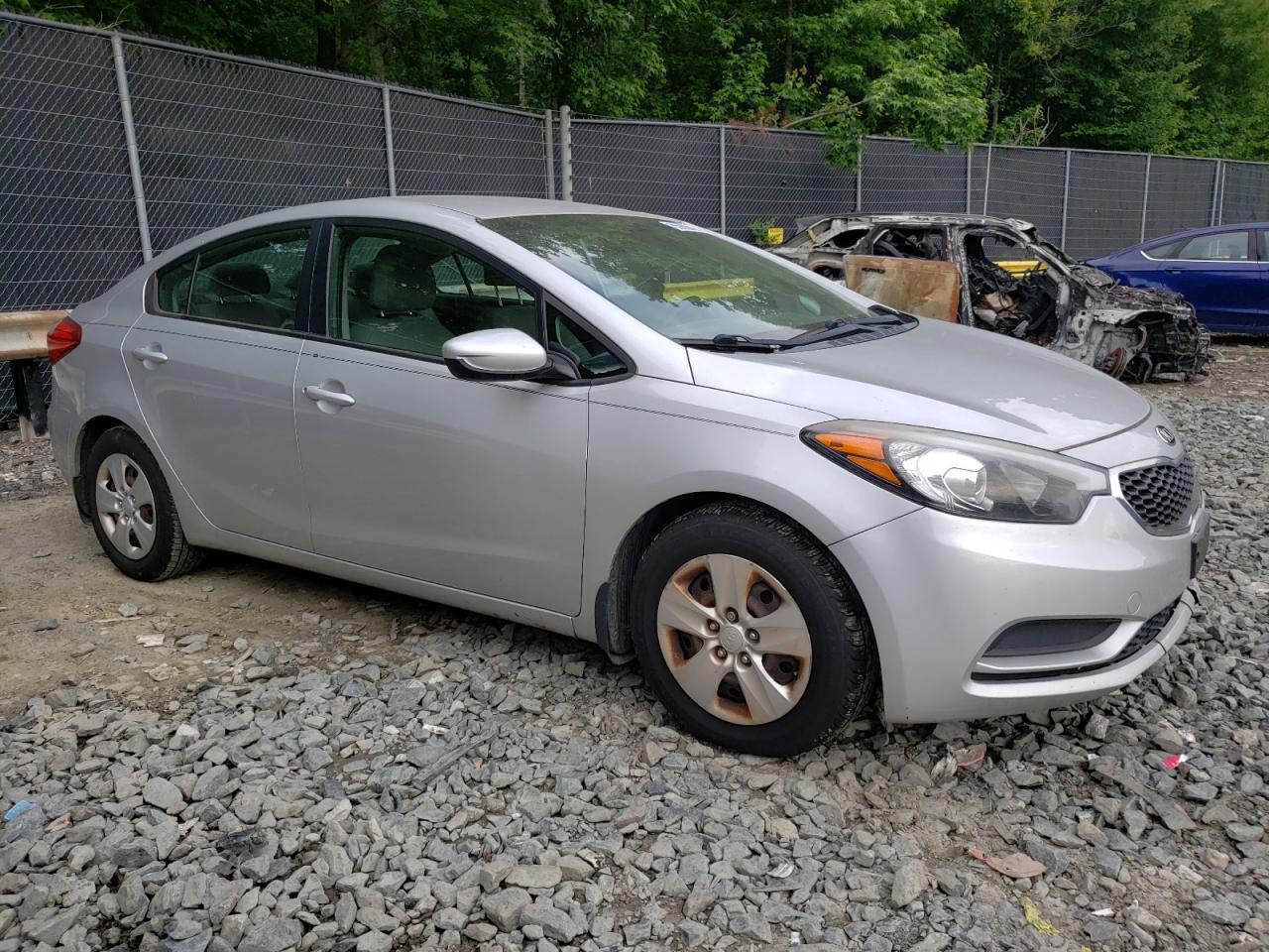 Photo 3 VIN: KNAFK4A68F5371172 - KIA FORTE 