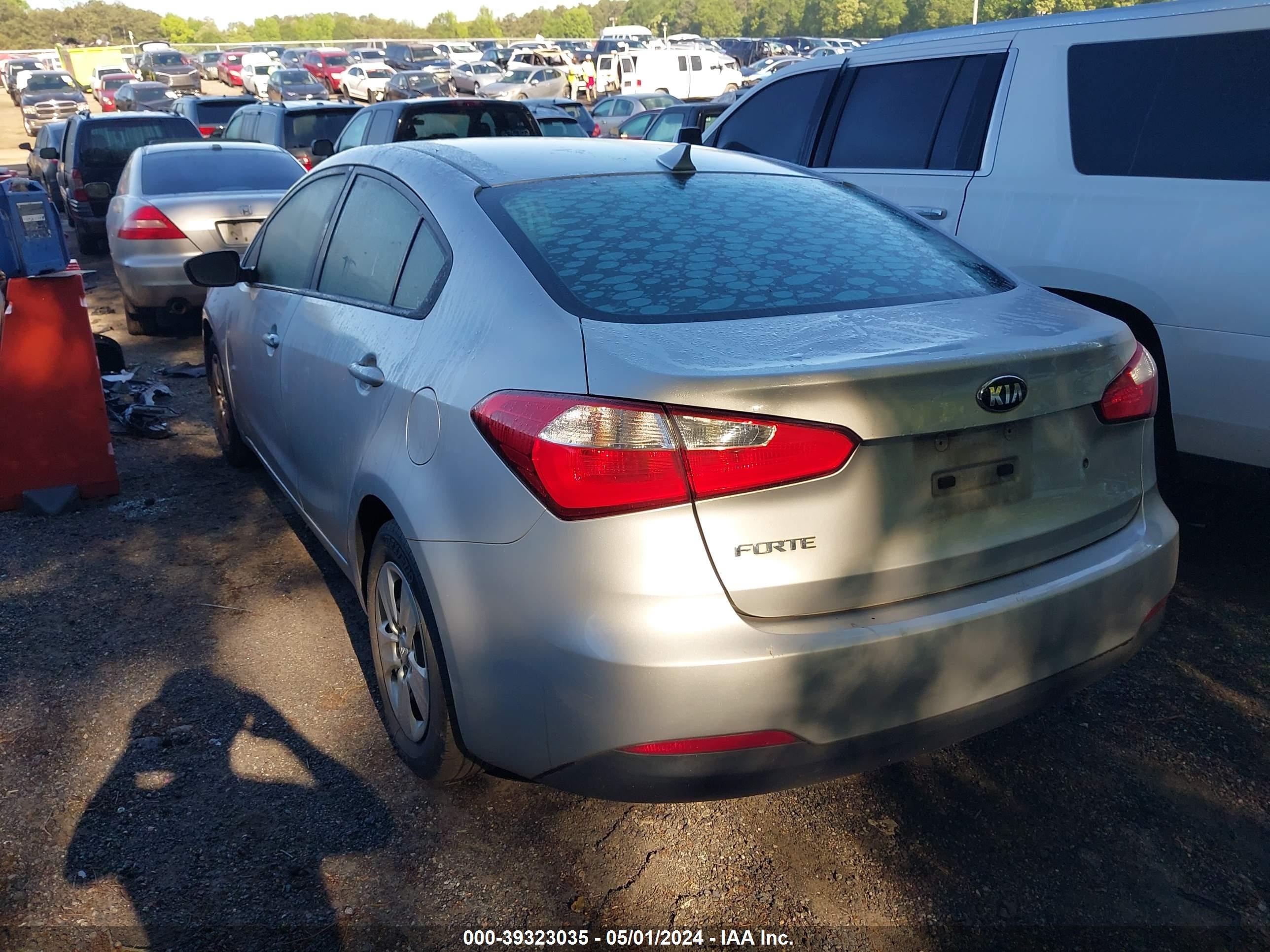 Photo 2 VIN: KNAFK4A68F5433475 - KIA FORTE 