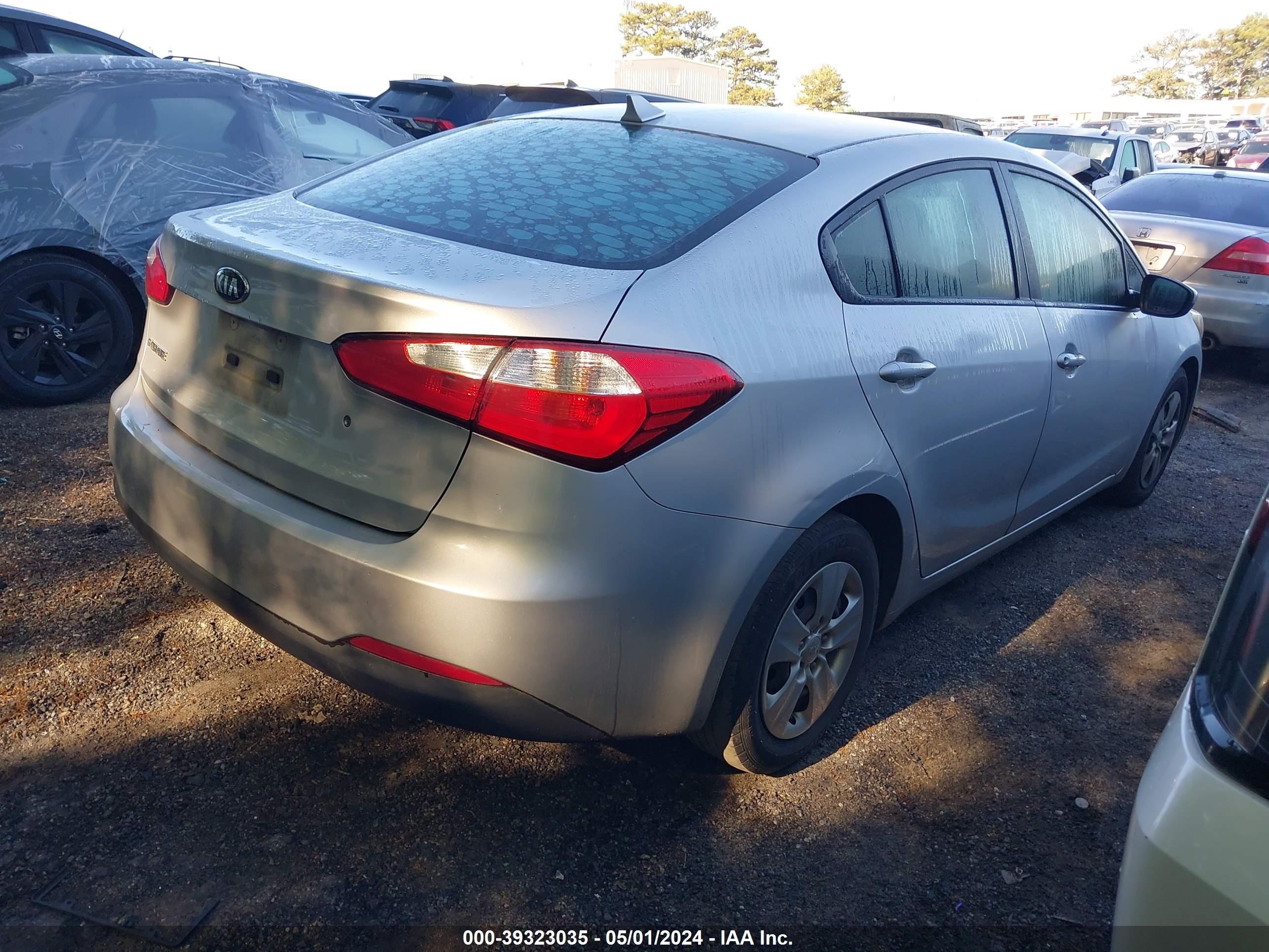 Photo 3 VIN: KNAFK4A68F5433475 - KIA FORTE 