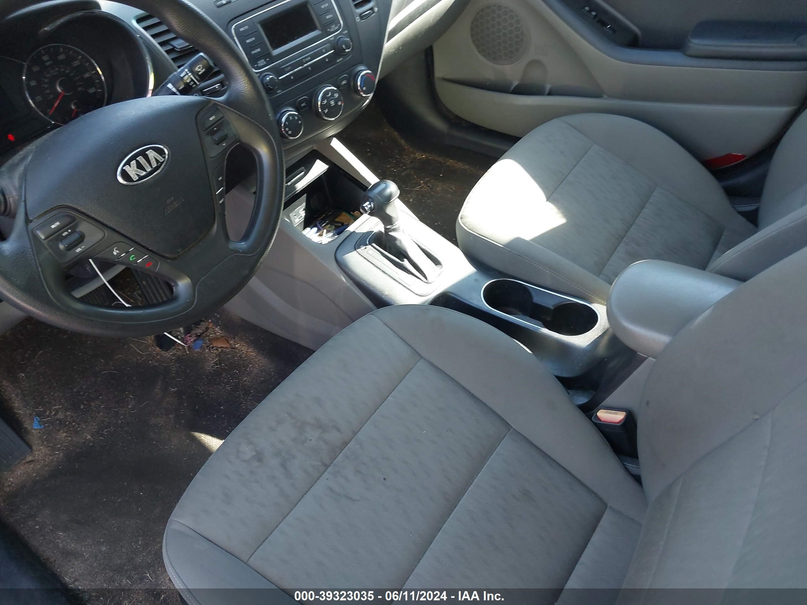 Photo 4 VIN: KNAFK4A68F5433475 - KIA FORTE 