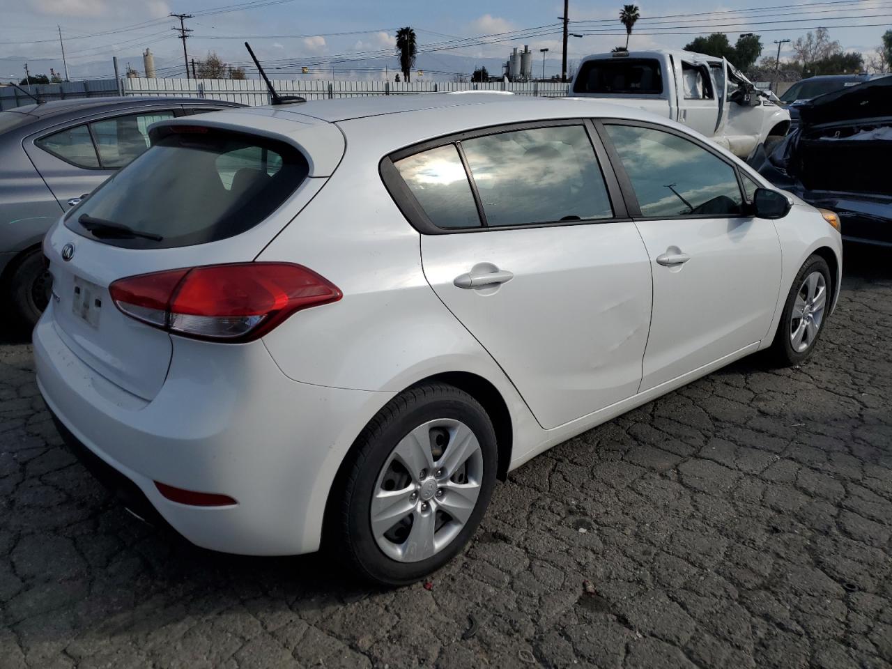 Photo 2 VIN: KNAFK5A86G5604703 - KIA FORTE 