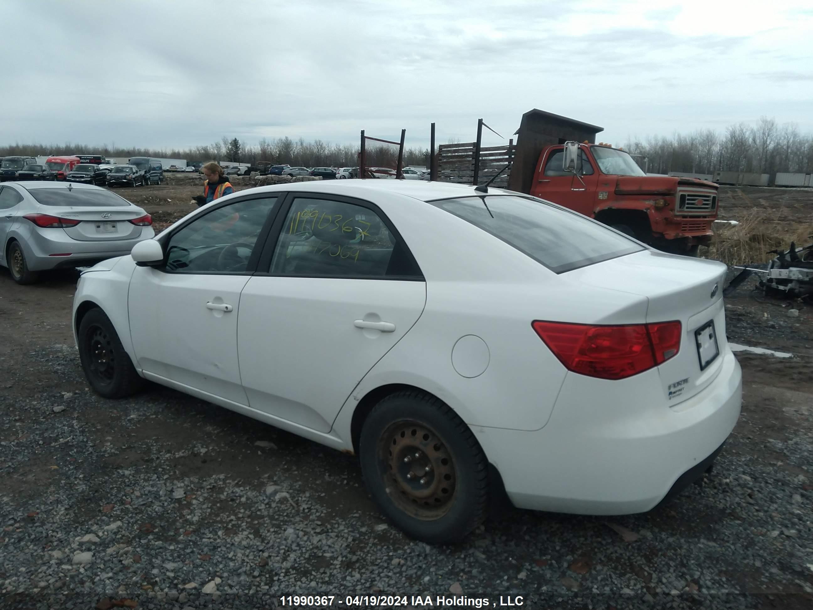 Photo 2 VIN: KNAFT4A22A5047069 - KIA FORTE 