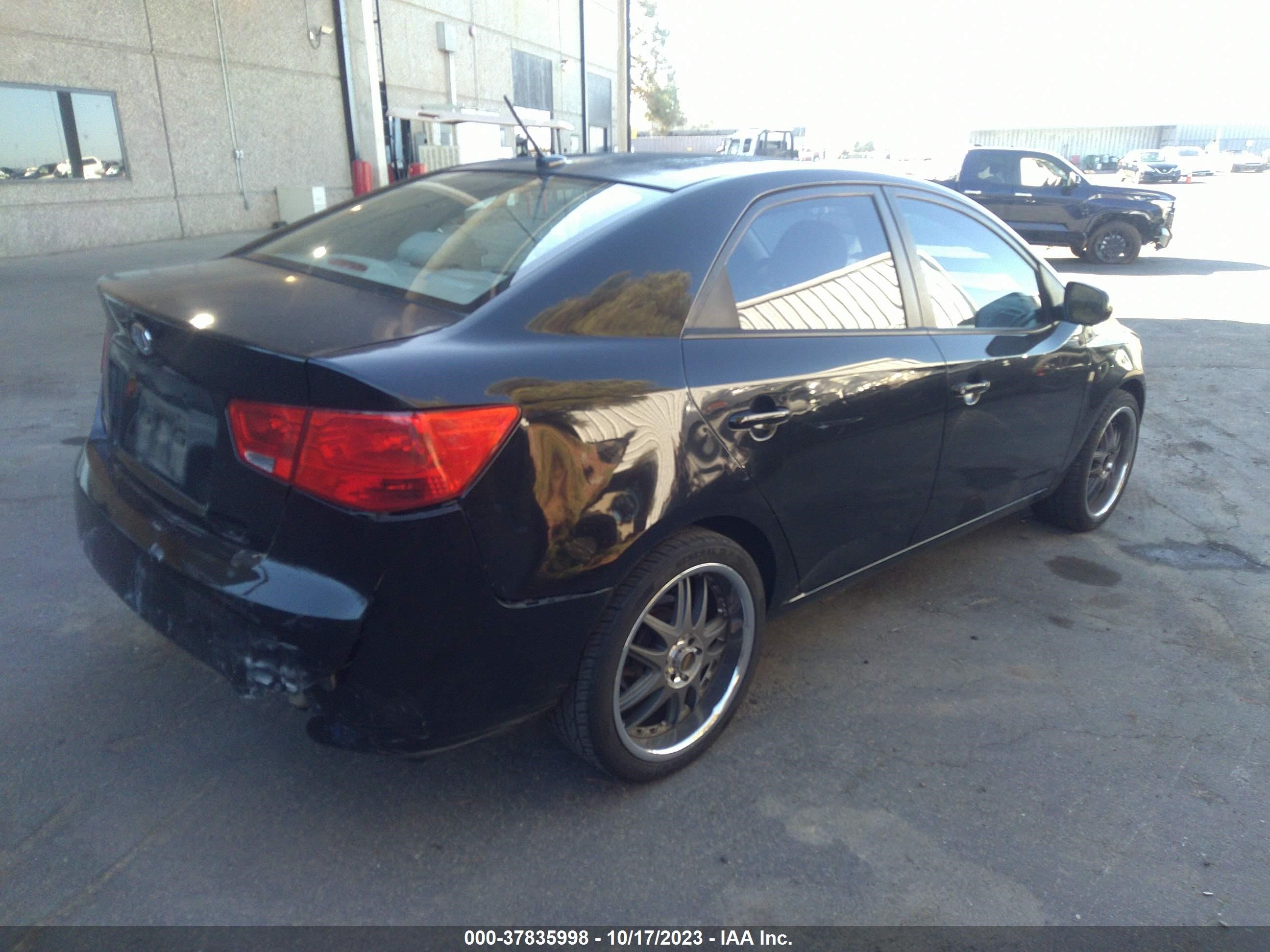 Photo 3 VIN: KNAFT4A26C5486097 - KIA FORTE 