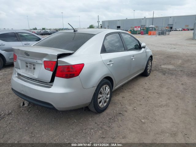 Photo 3 VIN: KNAFT4A29C5578207 - KIA FORTE 